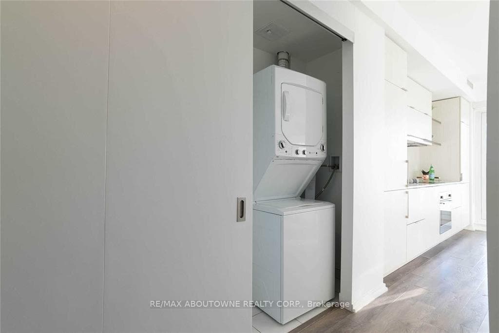 197 Yonge Street Unit 1811 photo 22