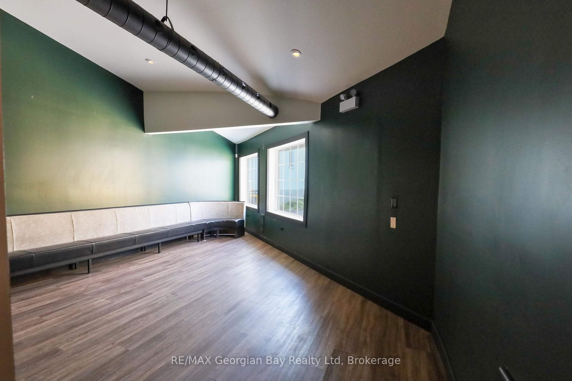 337 KING Street photo 9