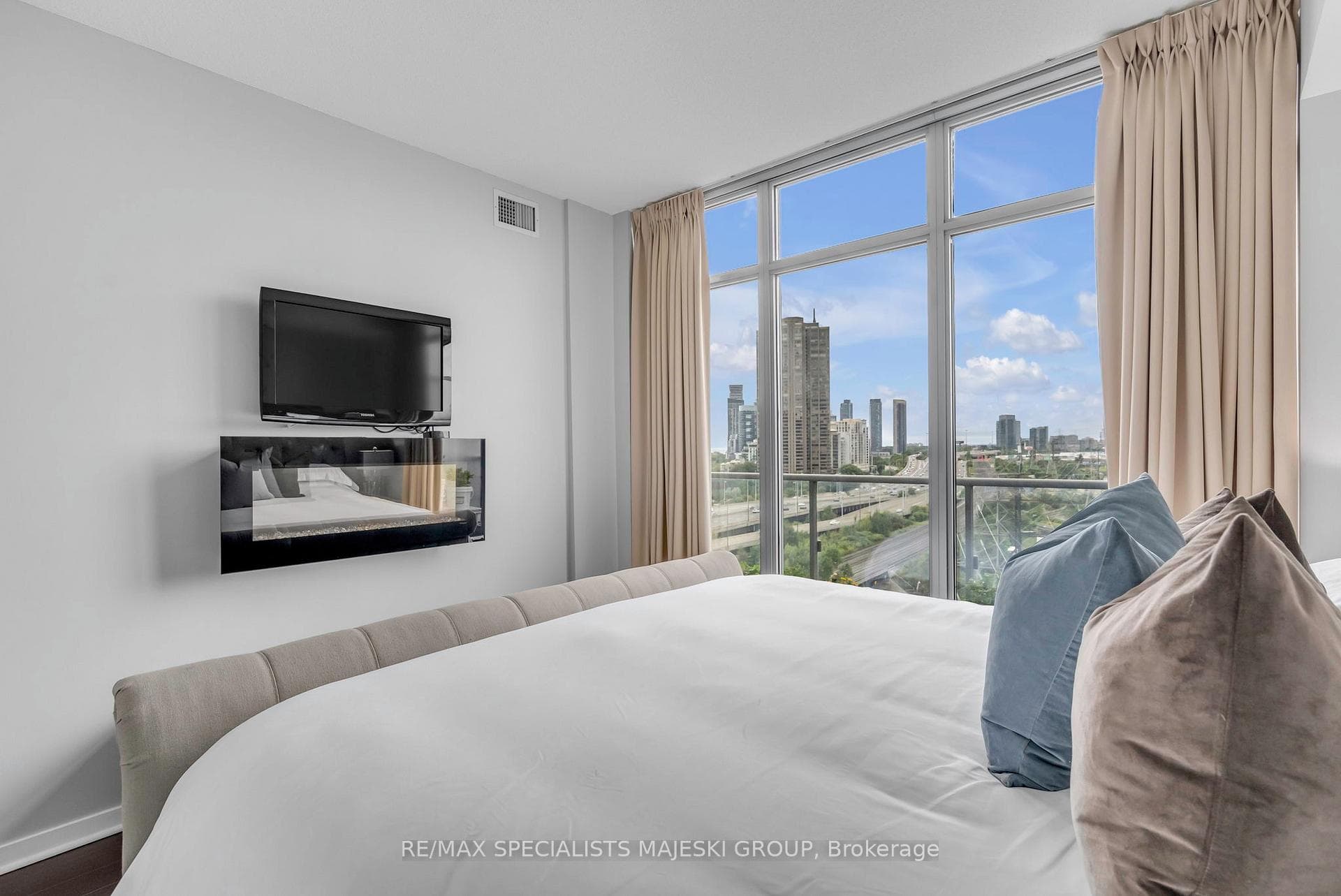 105 The Queensway N/A Unit 1103 photo 18