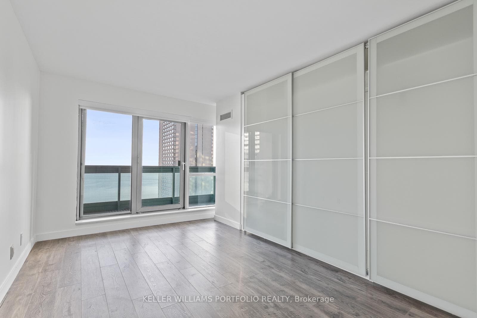 10 Yonge Street Unit 2212 photo 29