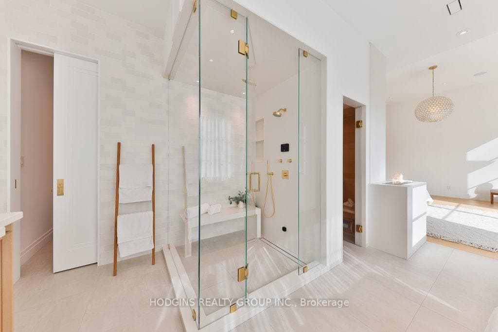 725 Byngmount Avenue photo 21