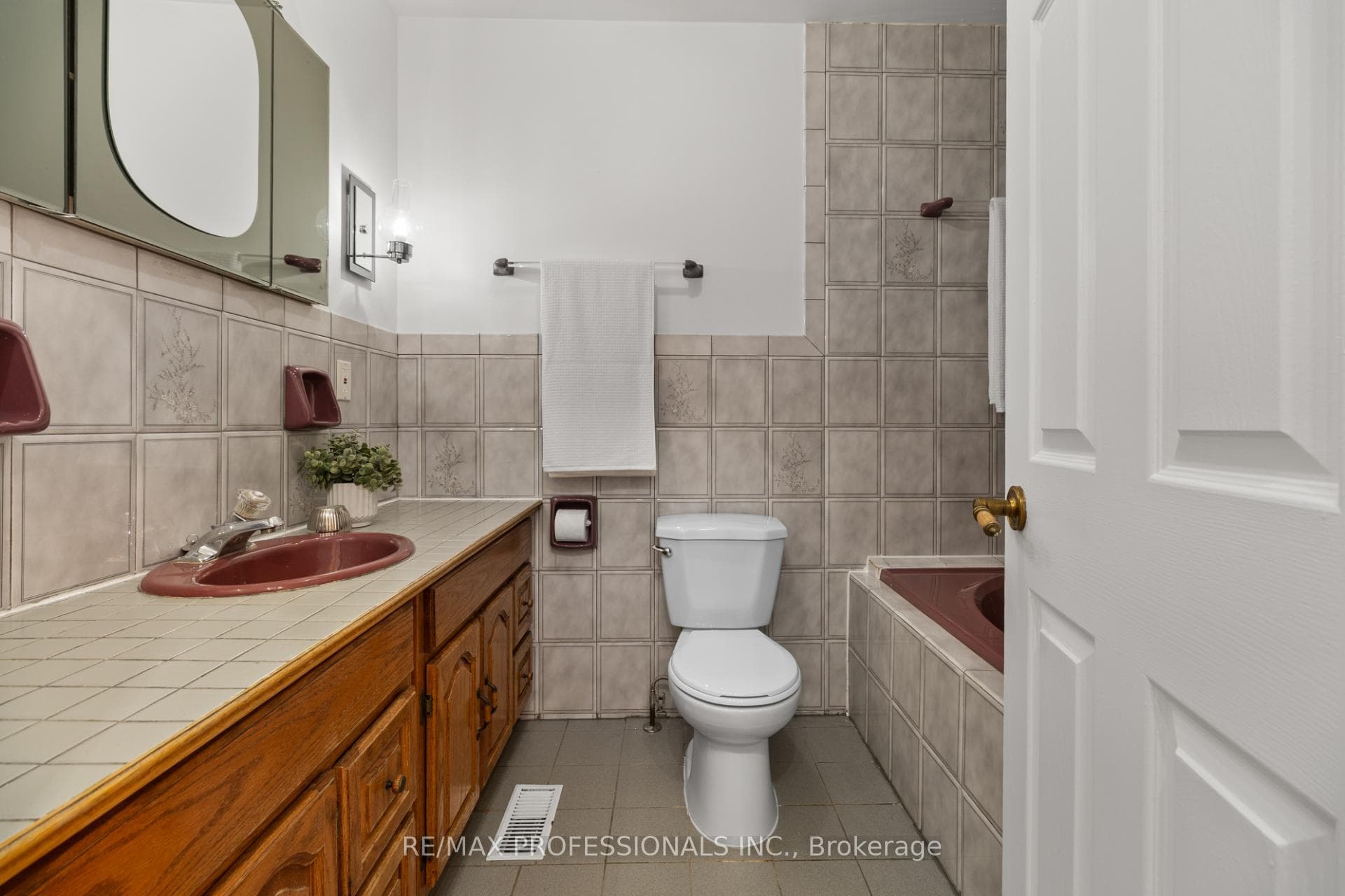 Unit 2 - 4 pc Bathroom