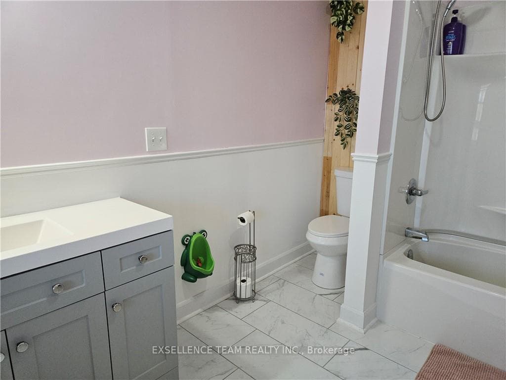 Main floor 4 piece bathroom on ceramic tile floori
