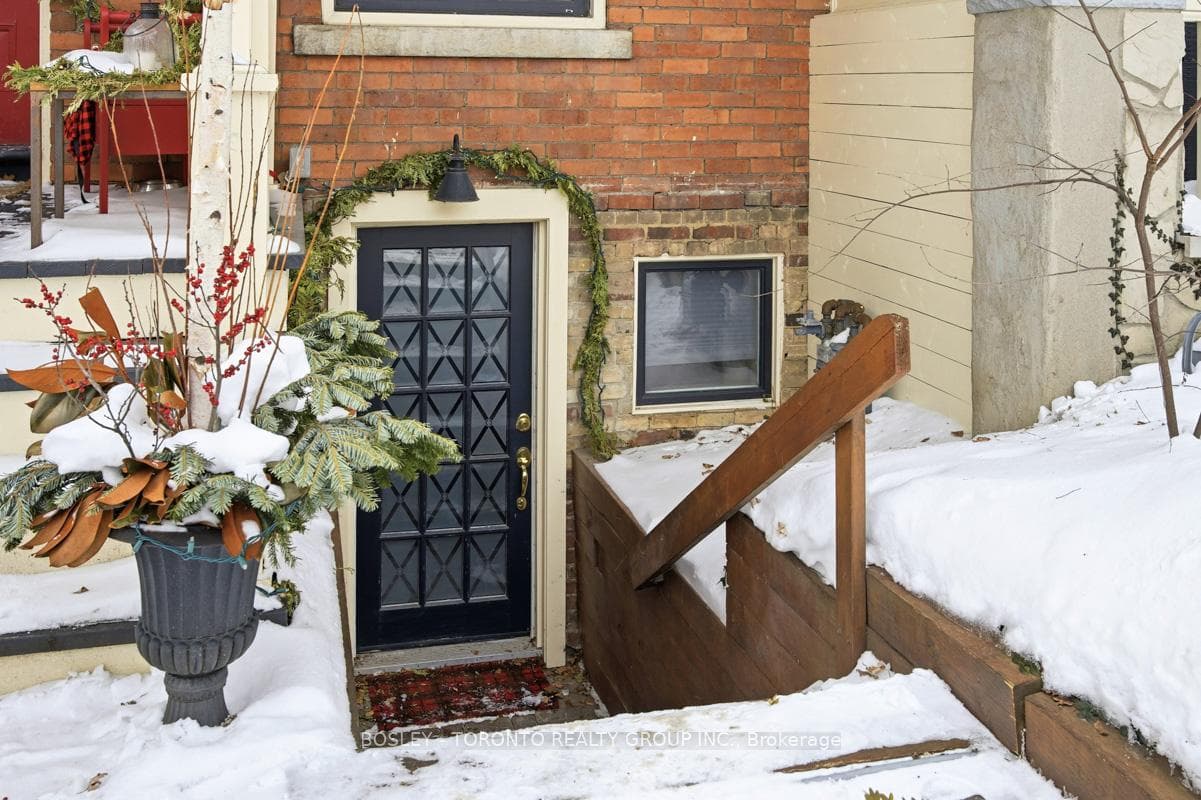 826 Carlaw Avenue Unit Lower photo 2