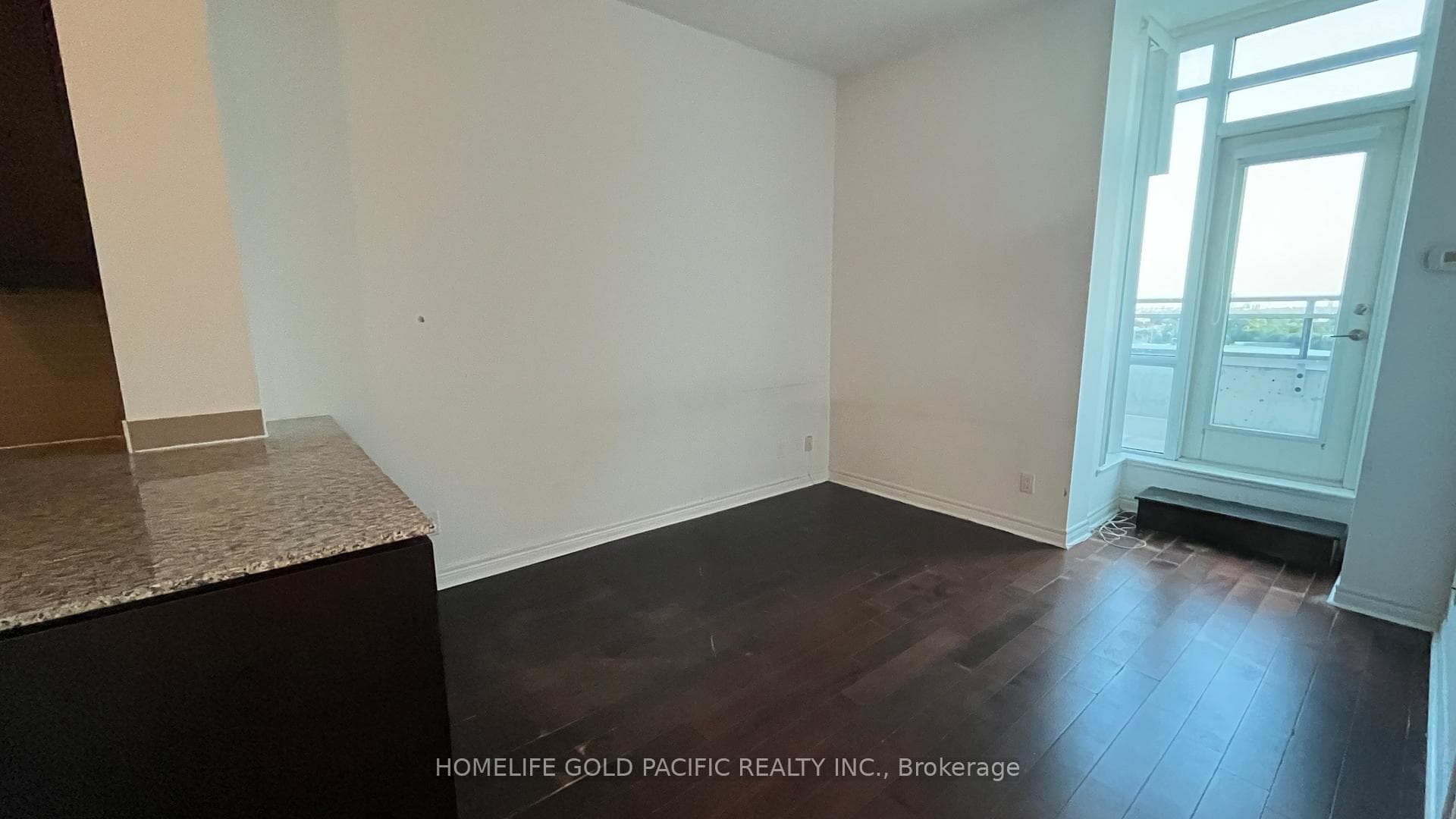 2756 OLD LESLIE Street Unit 1112 photo 8