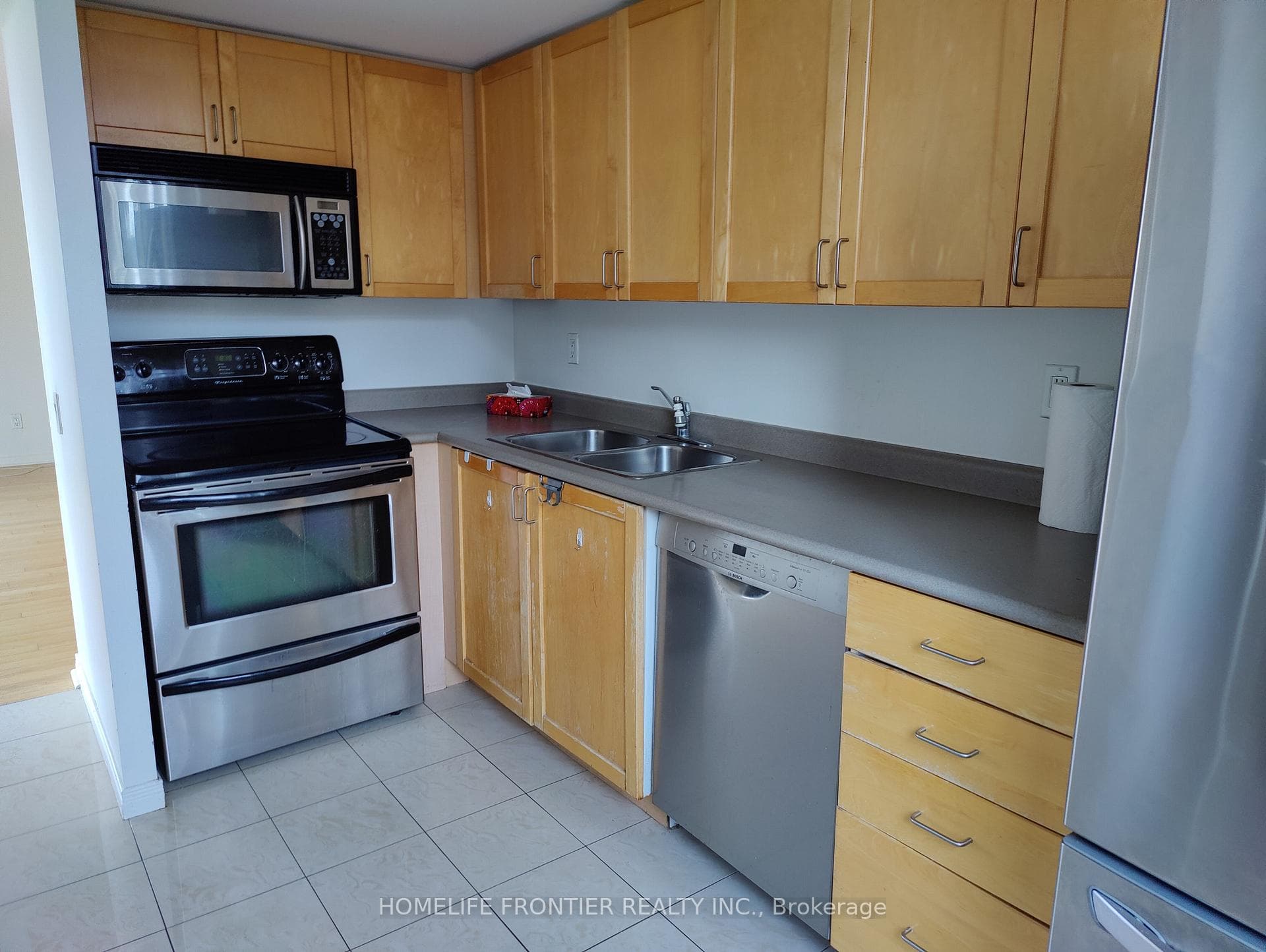 28 Harrison Garden Boulevard Unit 902 photo 5