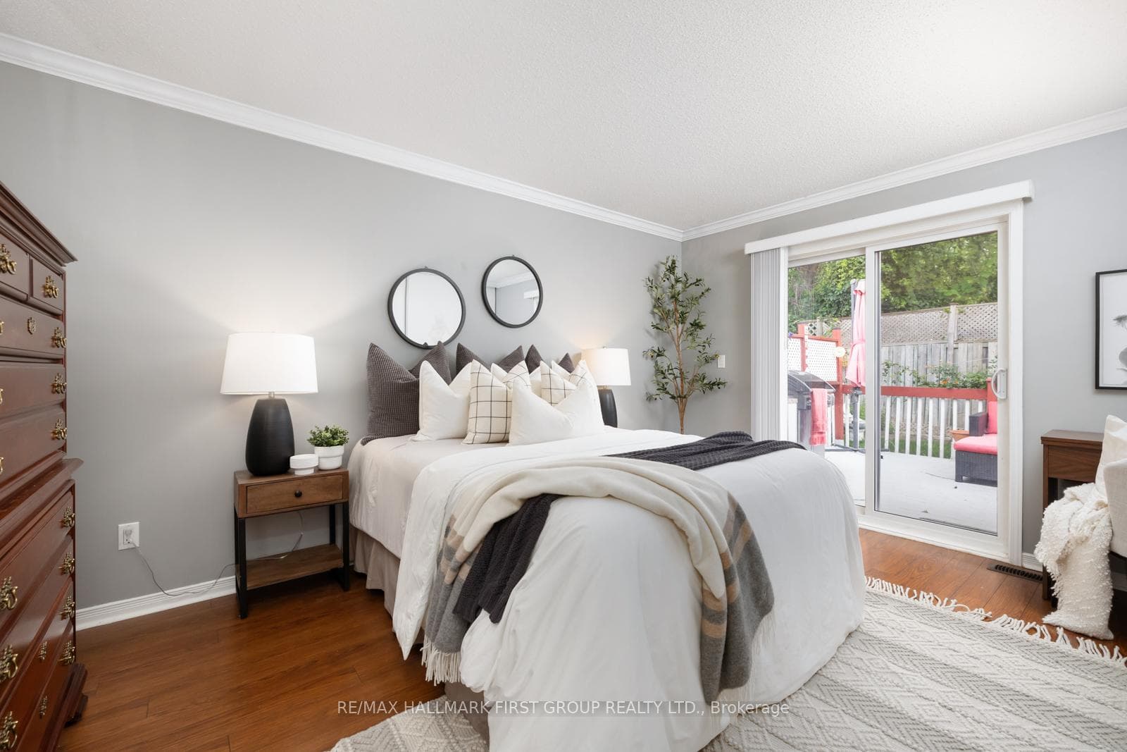 98 McFeeters Crescent photo 17