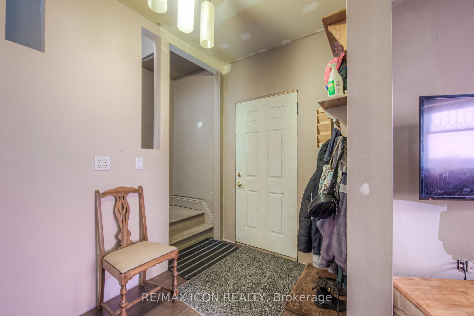 524 Colborne Street photo 9