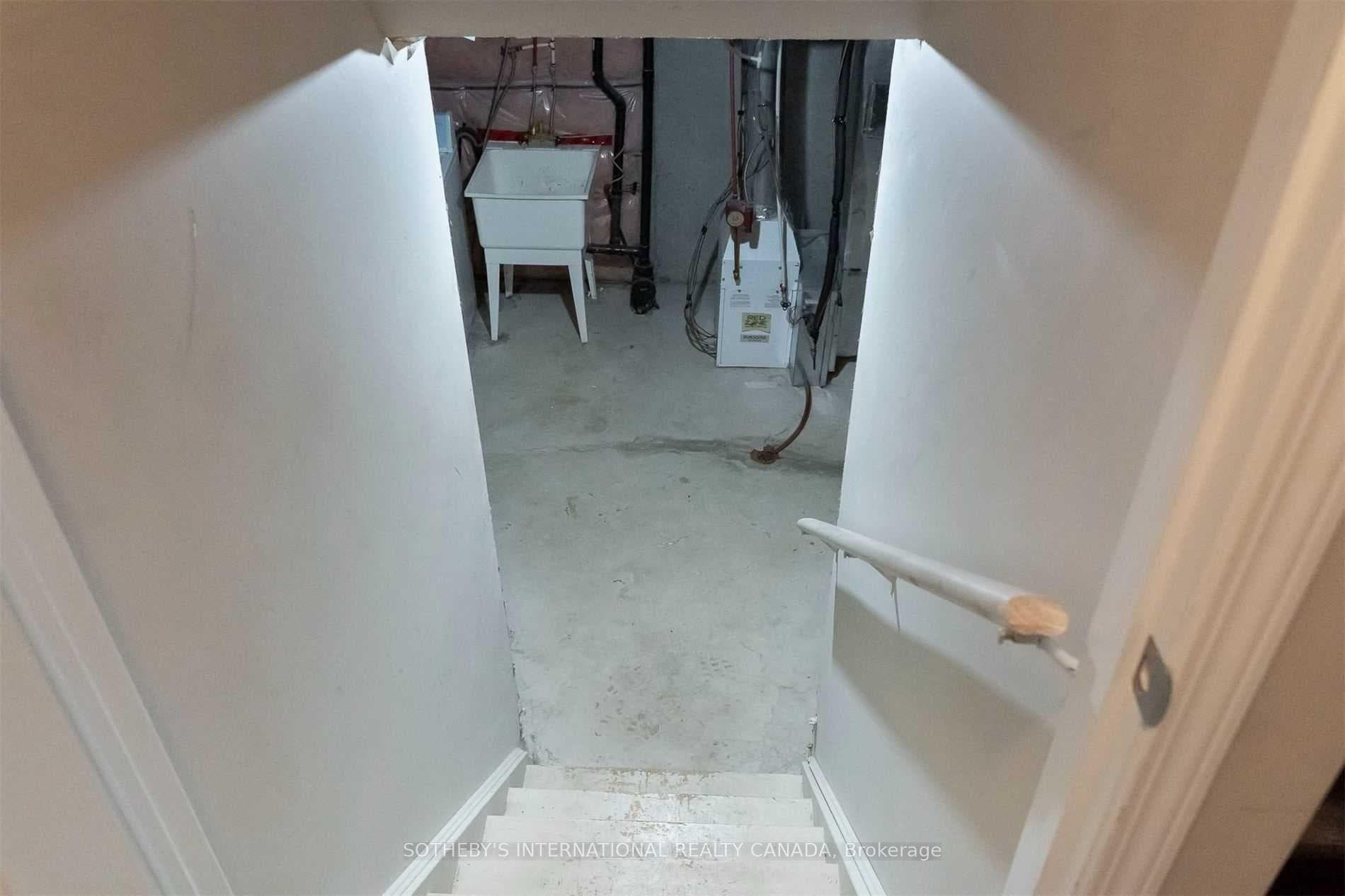 921 Raftis Crescent photo 28