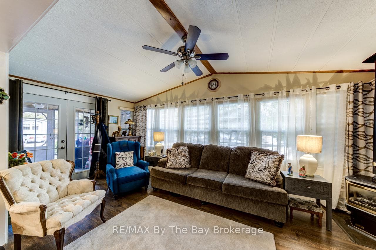 23 PRINCE CHARLES Avenue photo 10
