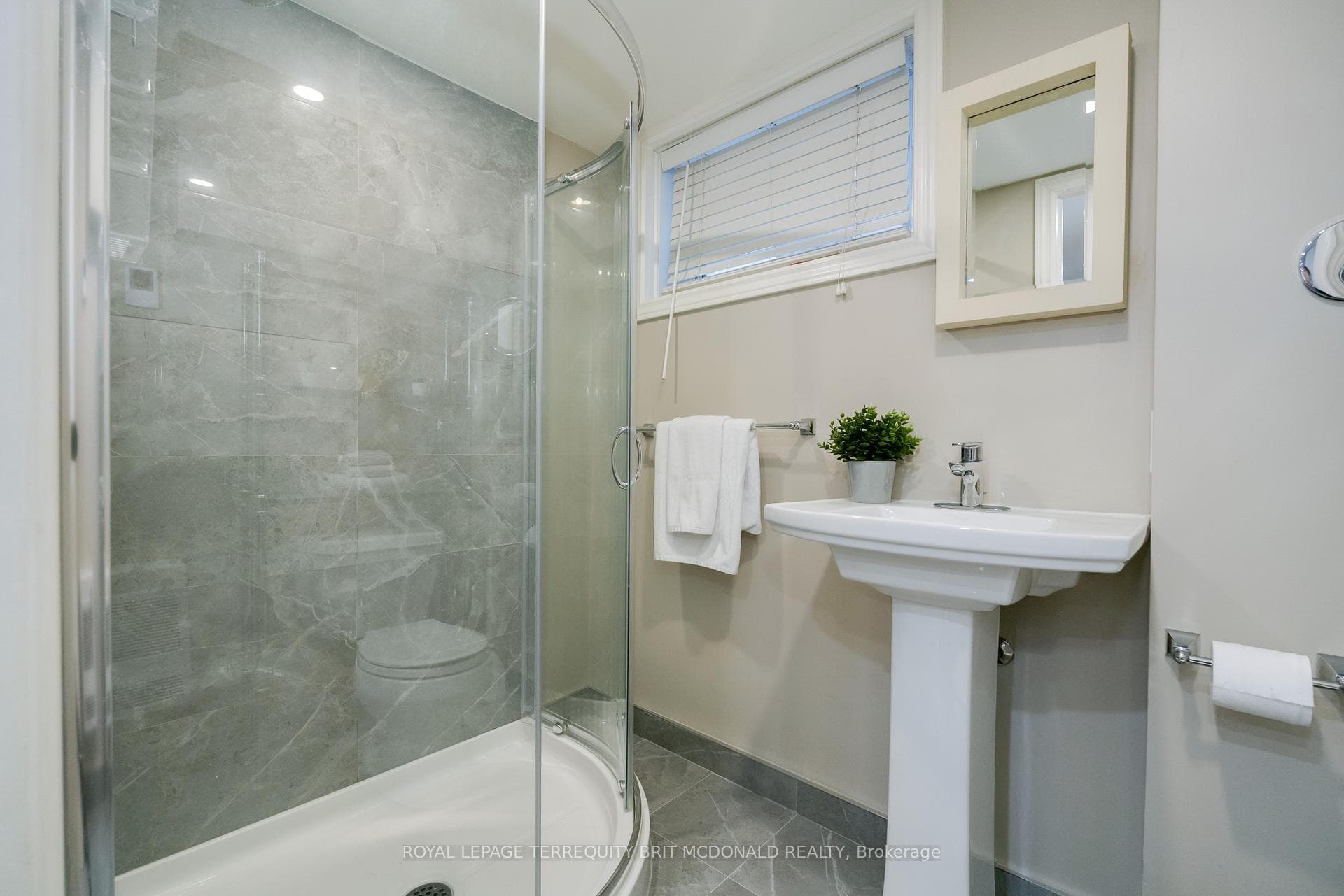 125 Chaplin Crescent photo 40