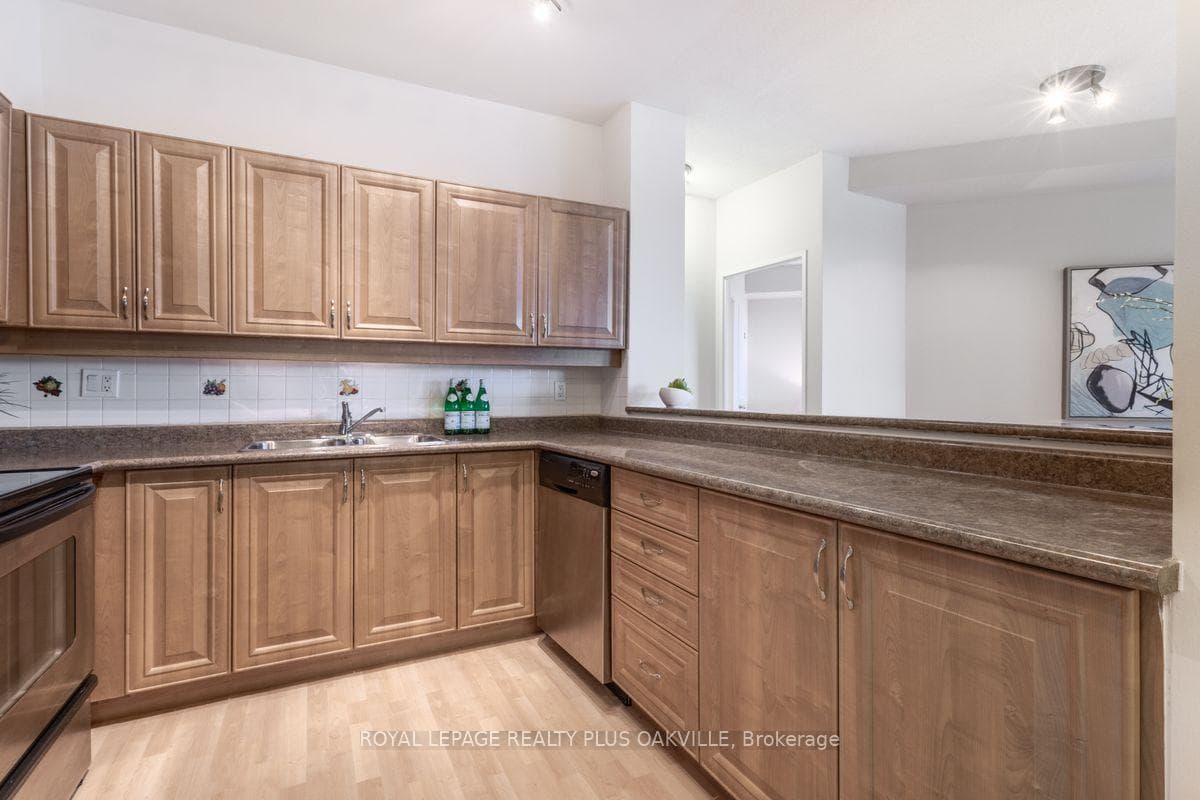 2511 Lakeshore Road Unit 501 photo 21