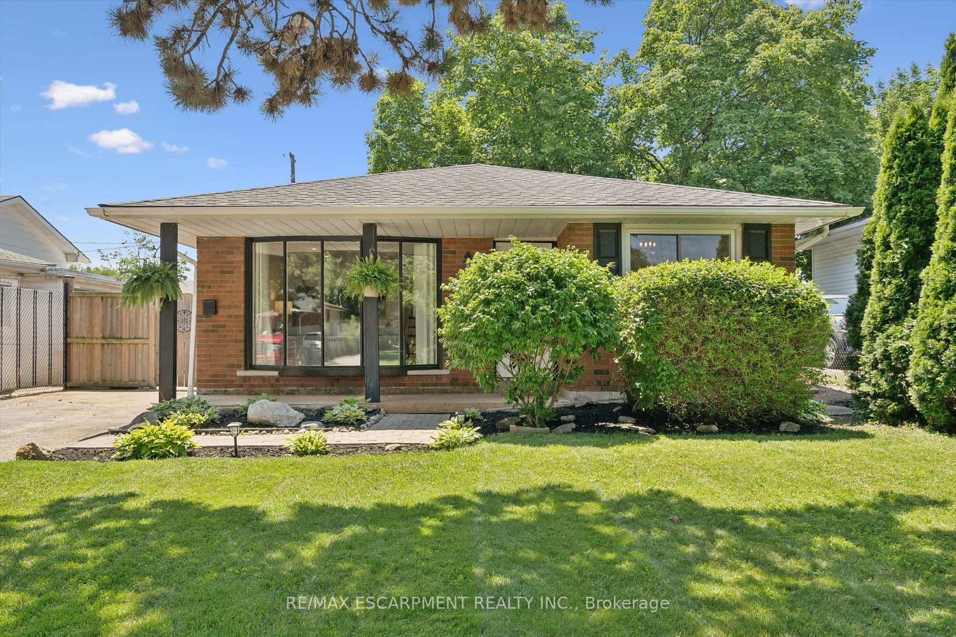 1298 Rosemary Crescent photo 1