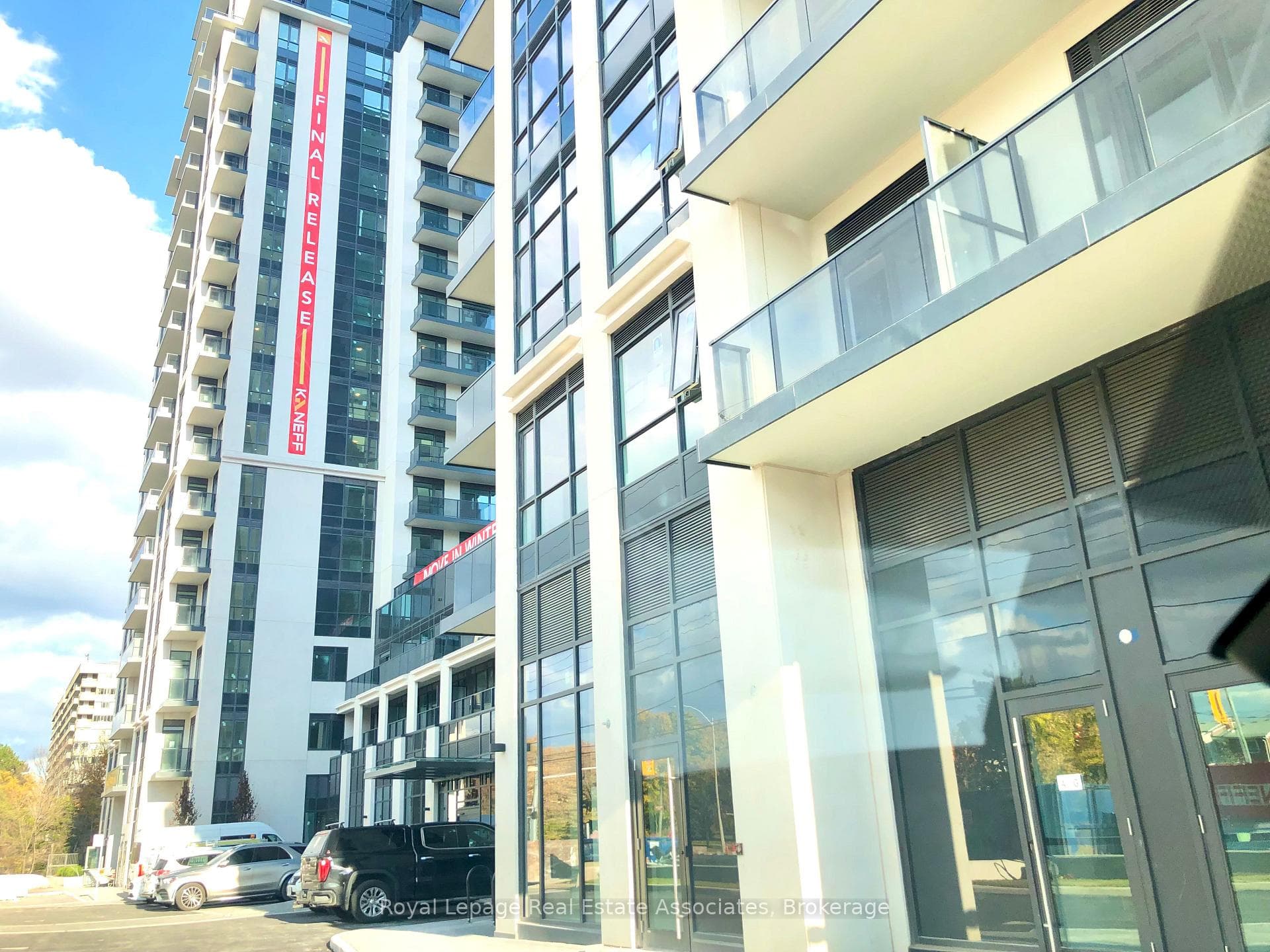 202 Burnhamthorpe Rd East - Entrance.