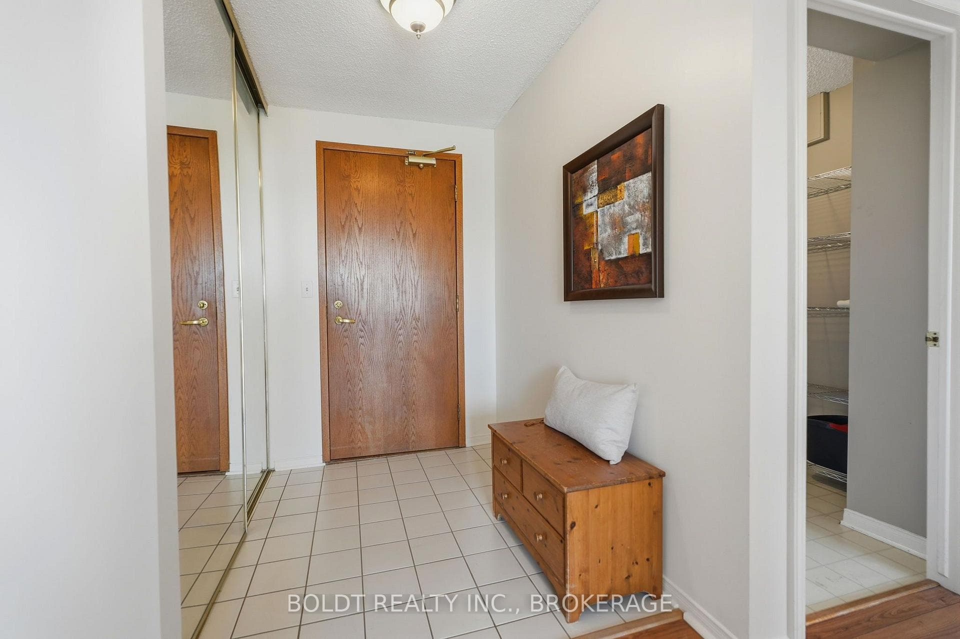 Suite foyer