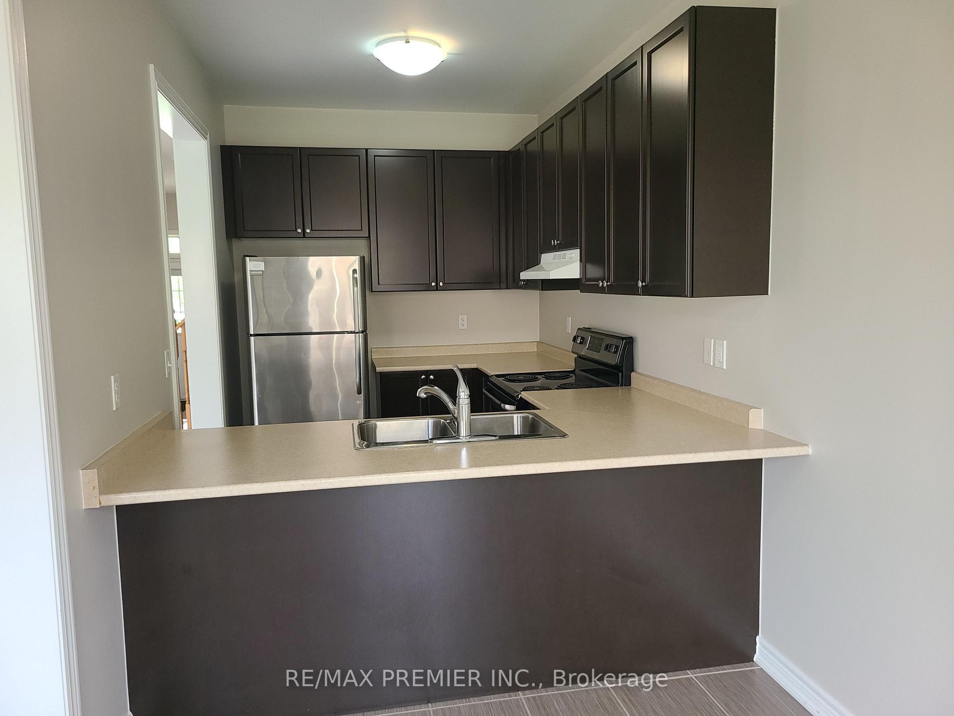 108 McCann Crescent photo 4