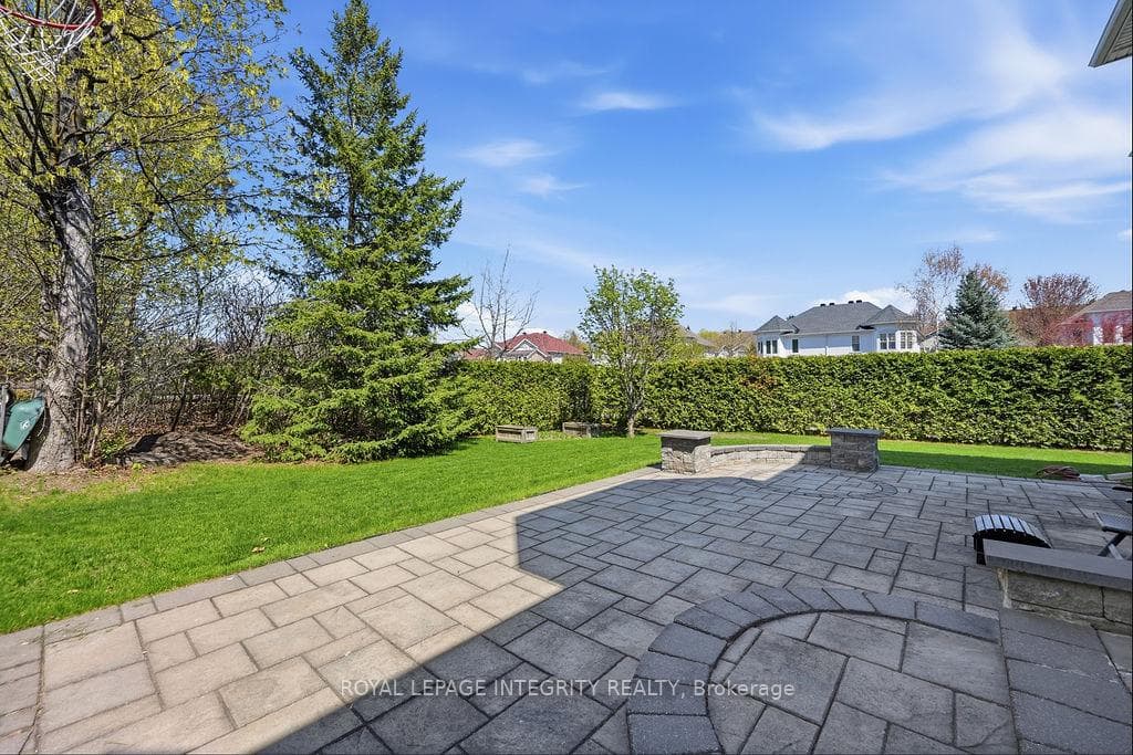 185 INSMILL Crescent photo 45
