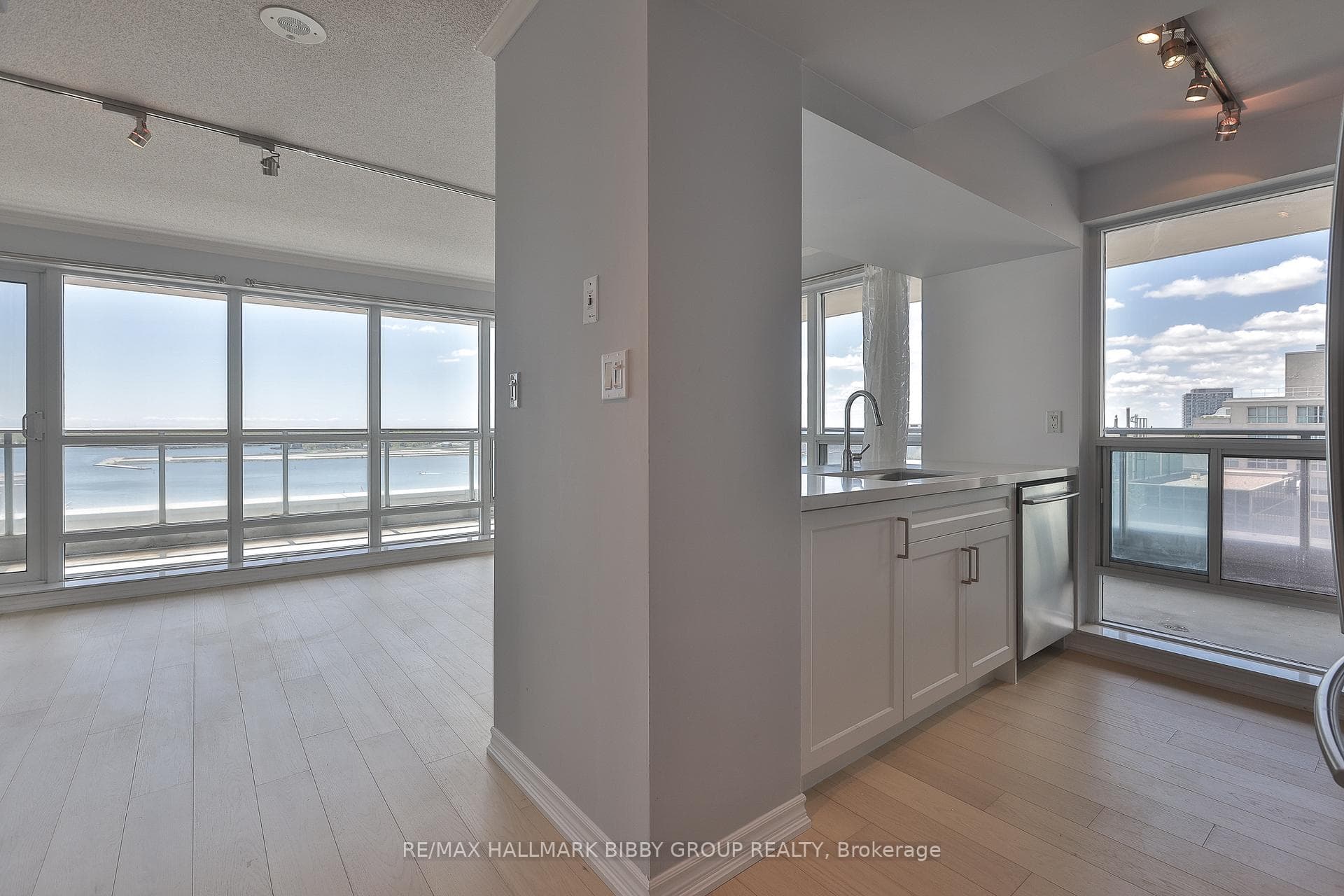 410 Queens Quay Unit 1103 photo 9