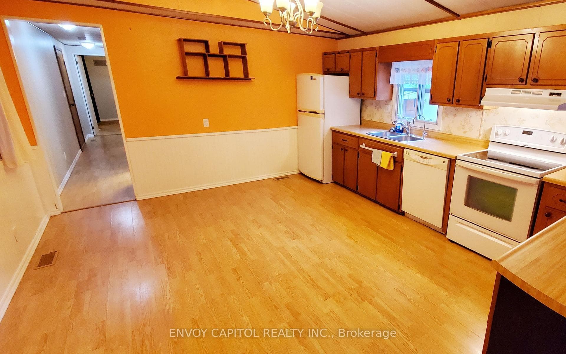 105 Maple Crescent photo 7