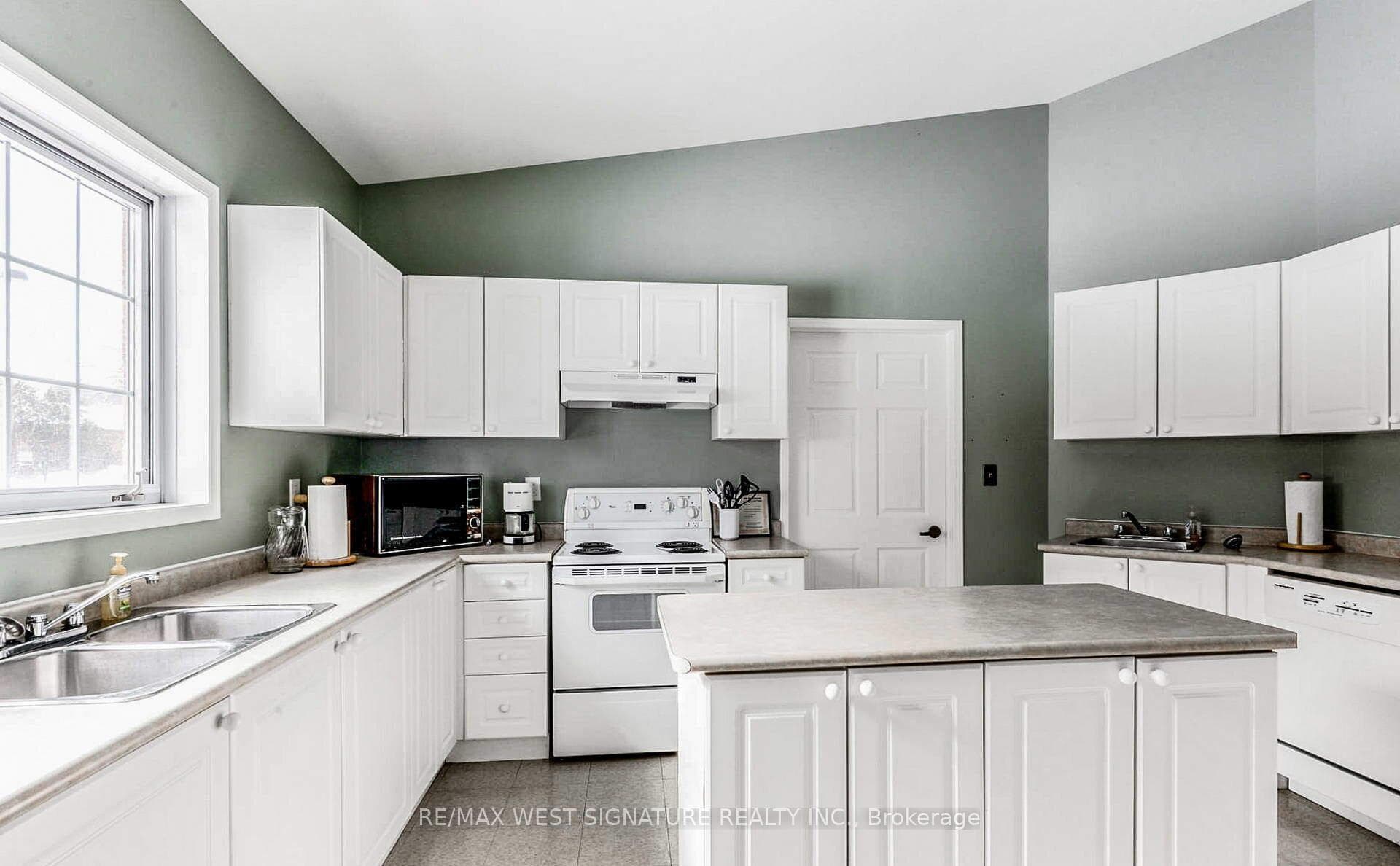 75 Treelawn Boulevard Unit 216 photo 28