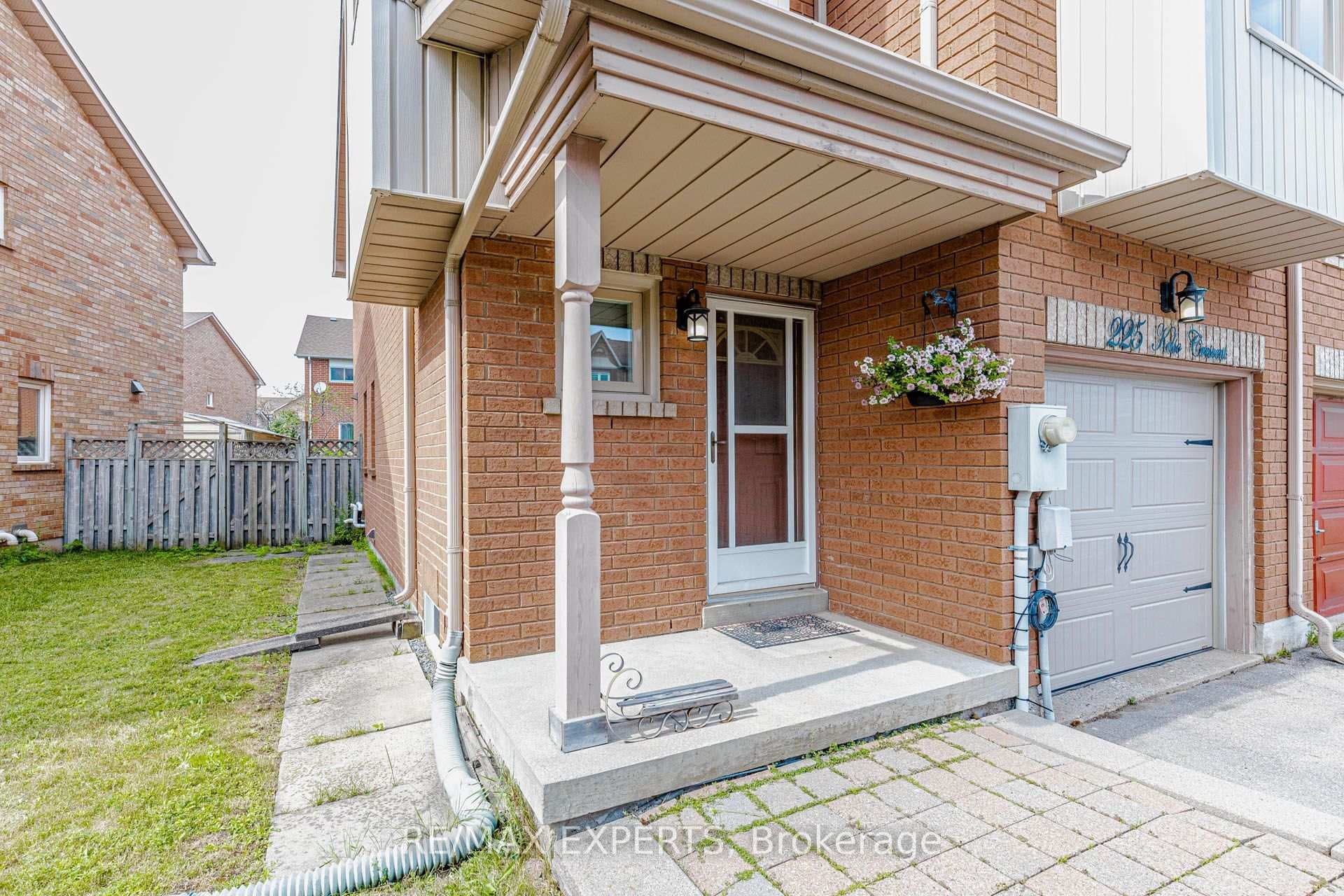 225 Kelso Crescent photo 4