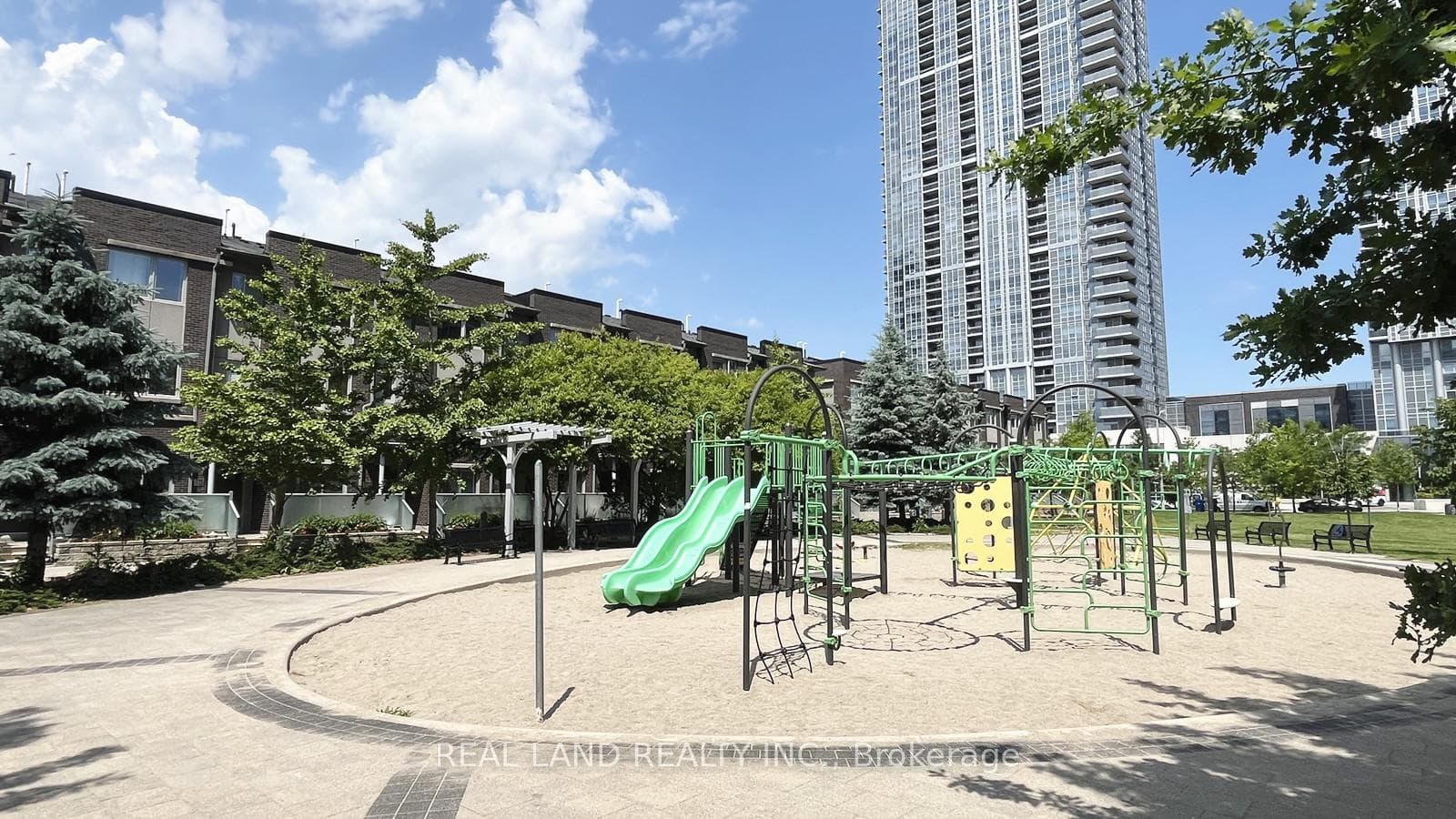 310 Village Green Square Unit 11 photo 27