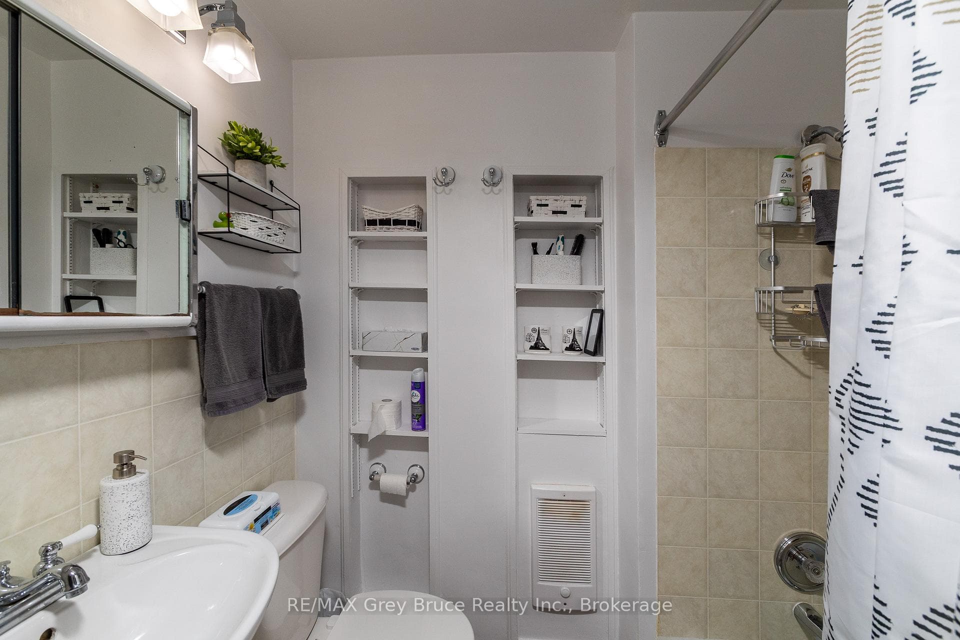 1075 6th Avenue photo 30
