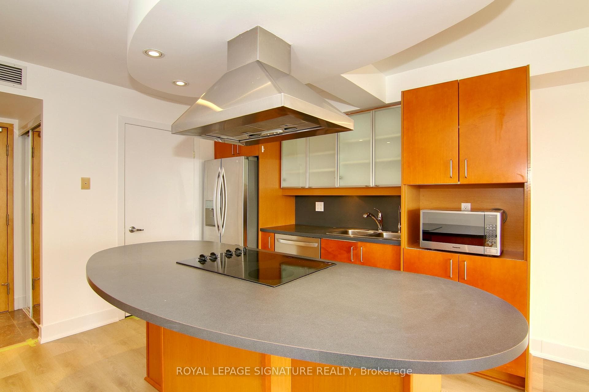 550 Queens Quay Unit 606 photo 3