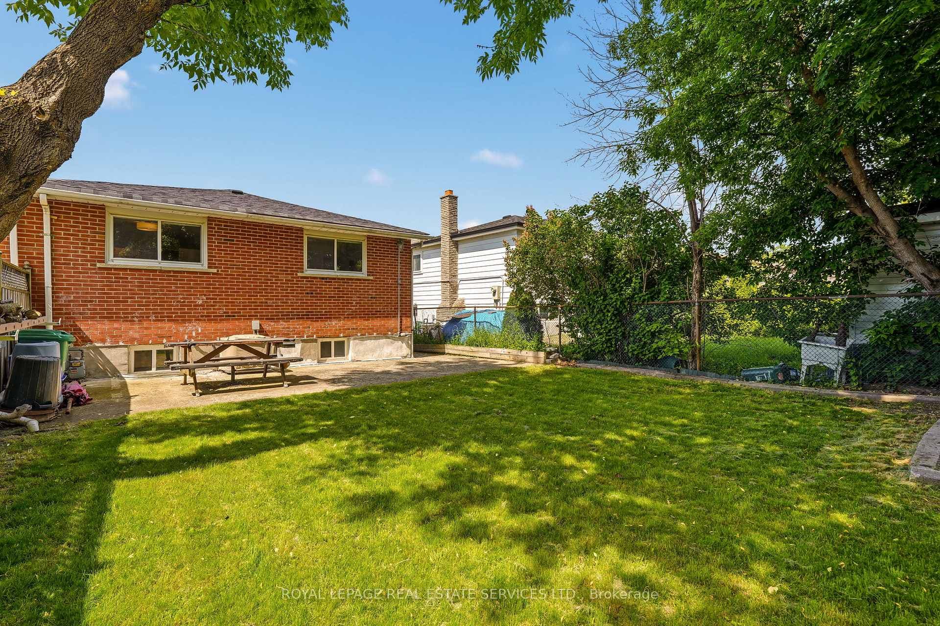 3454 Oakglade Crescent photo 40