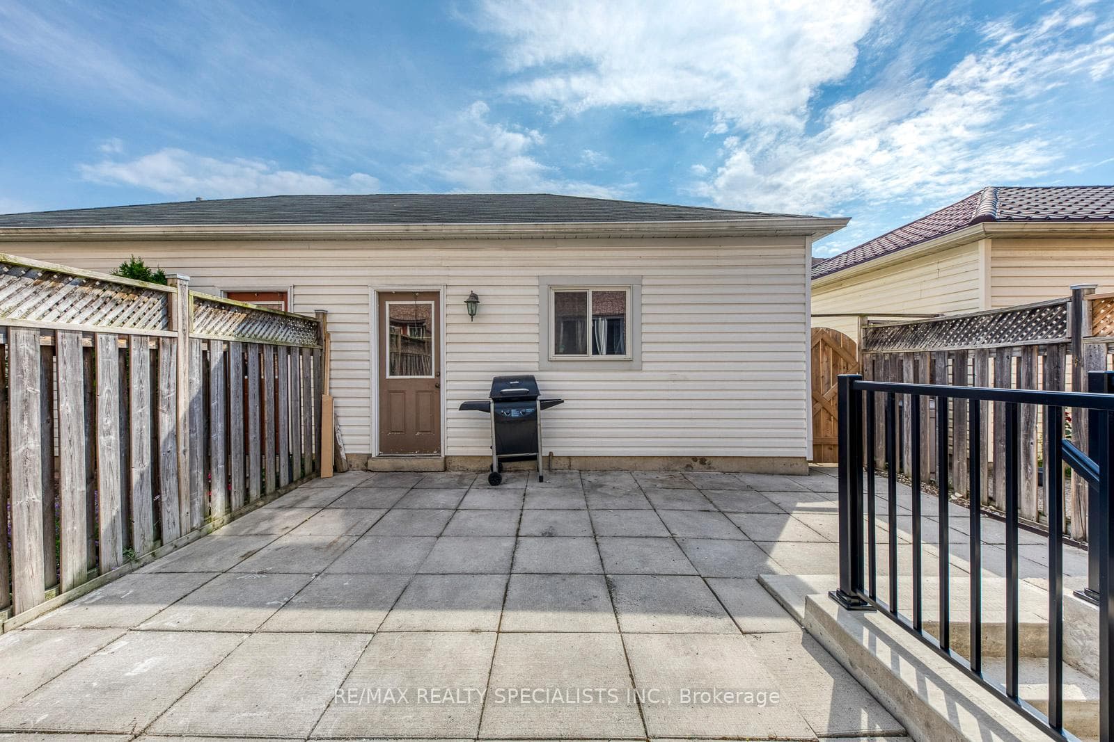 5494 Tenth Line photo 43