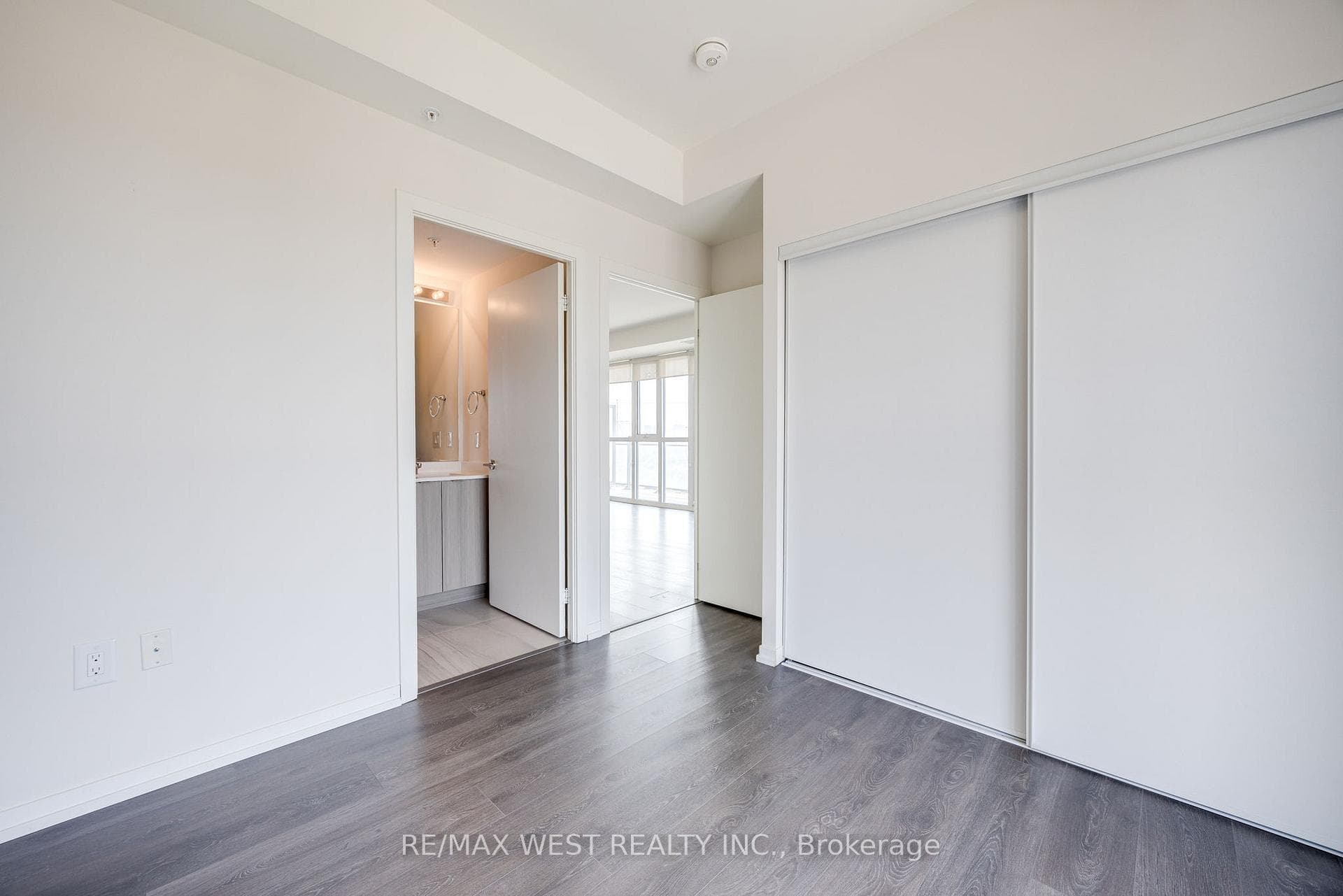 3237 Bayview Avenue Unit 902 photo 12