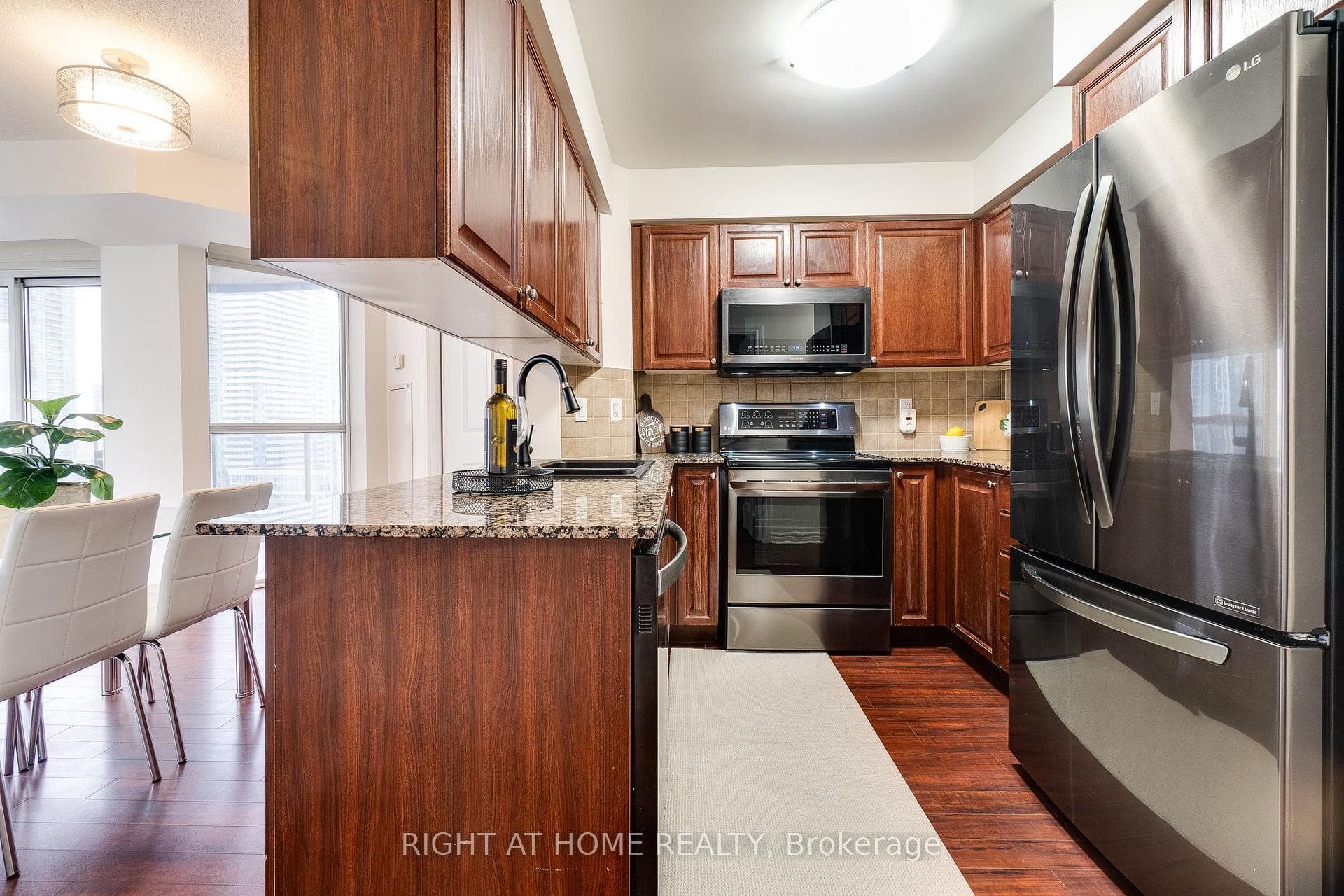 310 Burnhamthorpe Road Unit 1713 photo 23