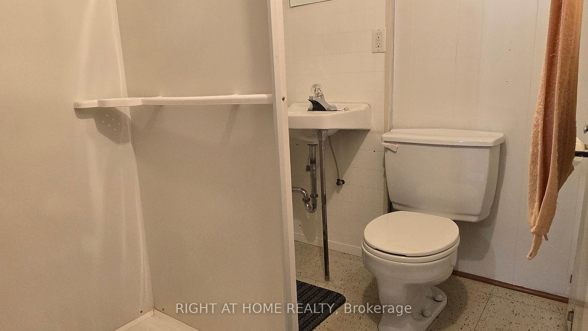 65 Ellis Crescent photo 17