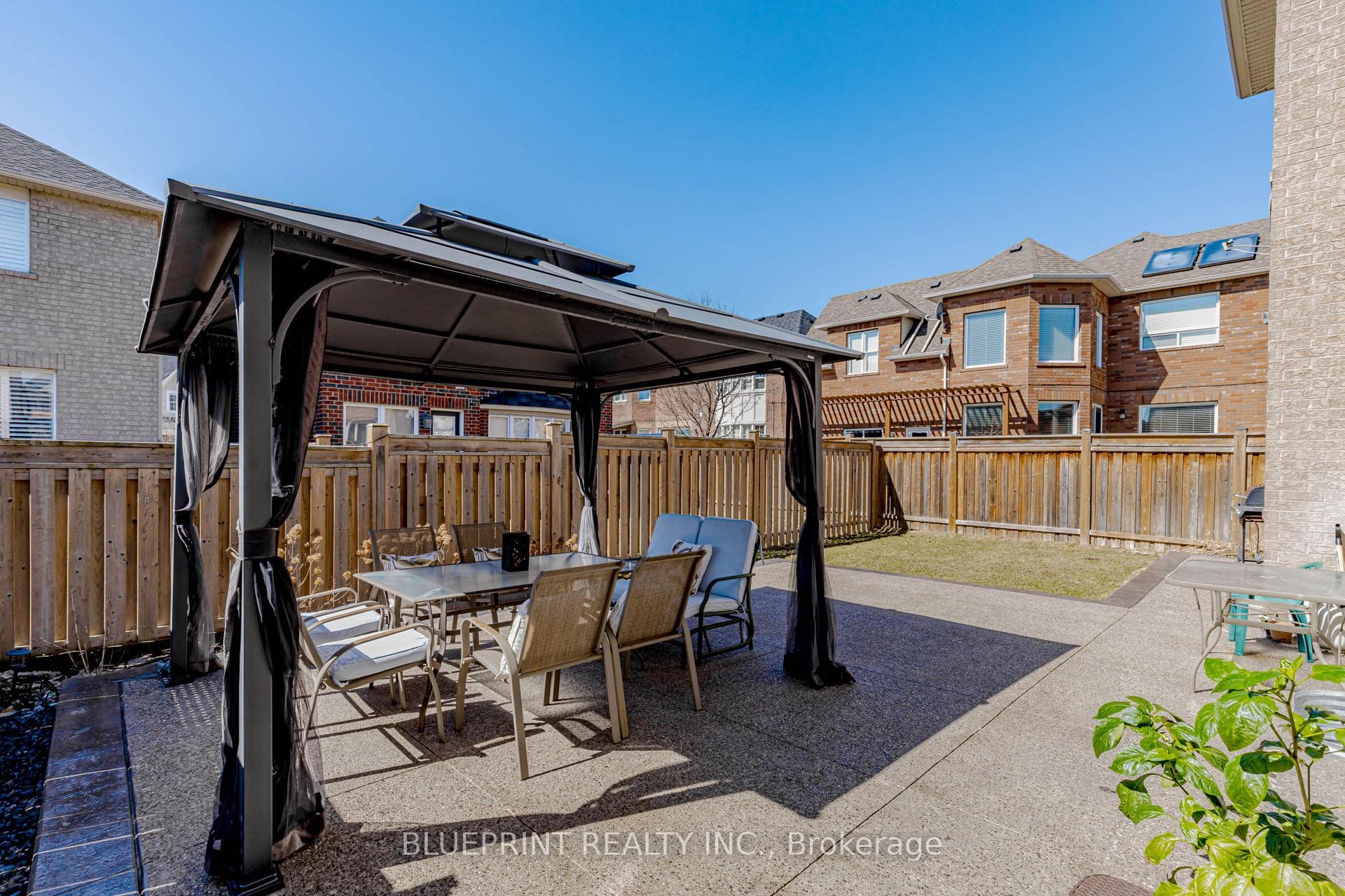 649 Brothers Crescent photo 9