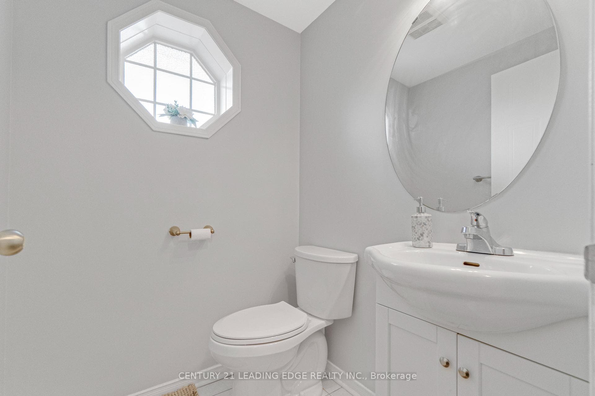 1296 Ashgrove Crescent photo 16