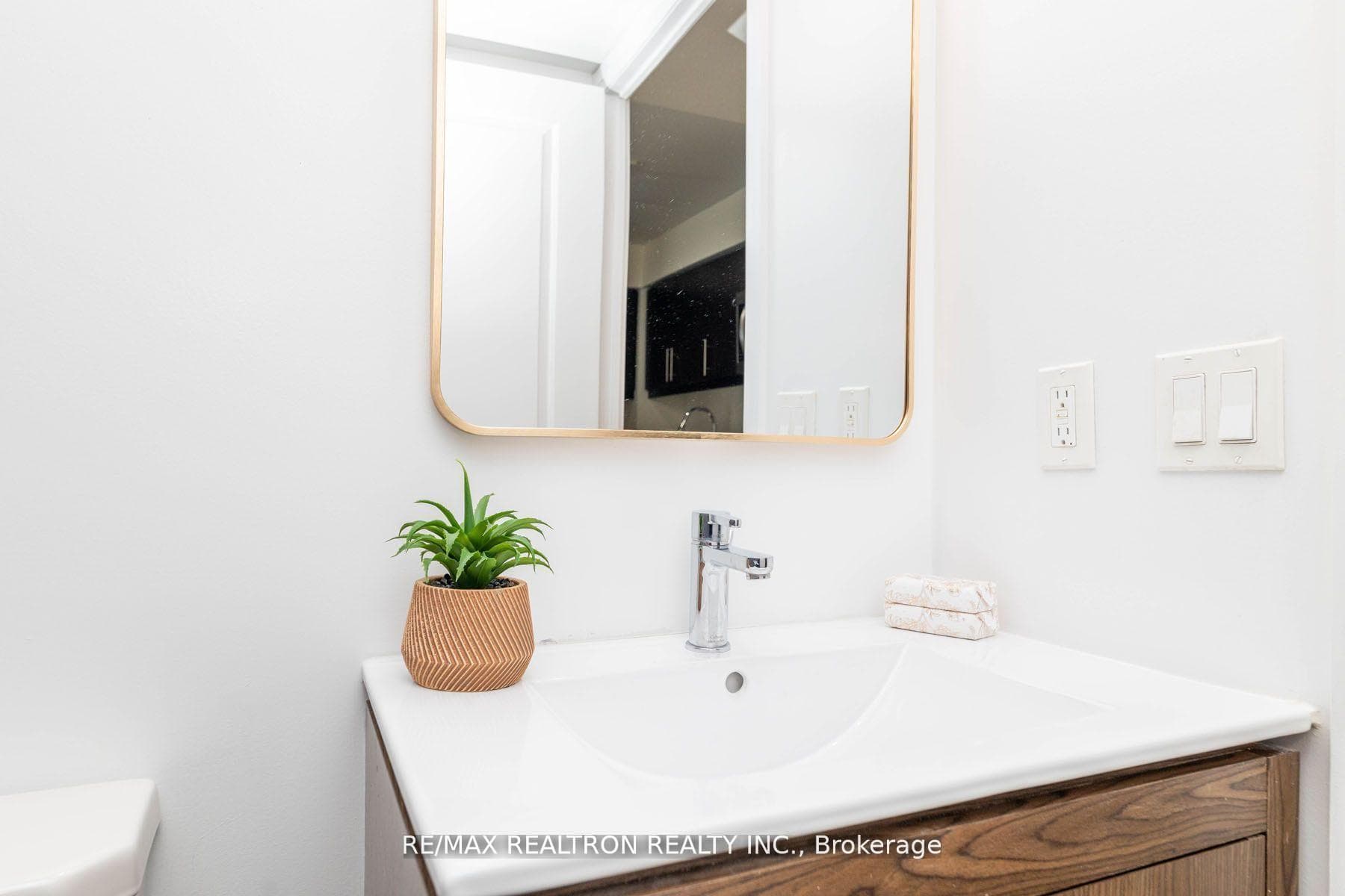30 Meadowglen Place Unit 1901 photo 8