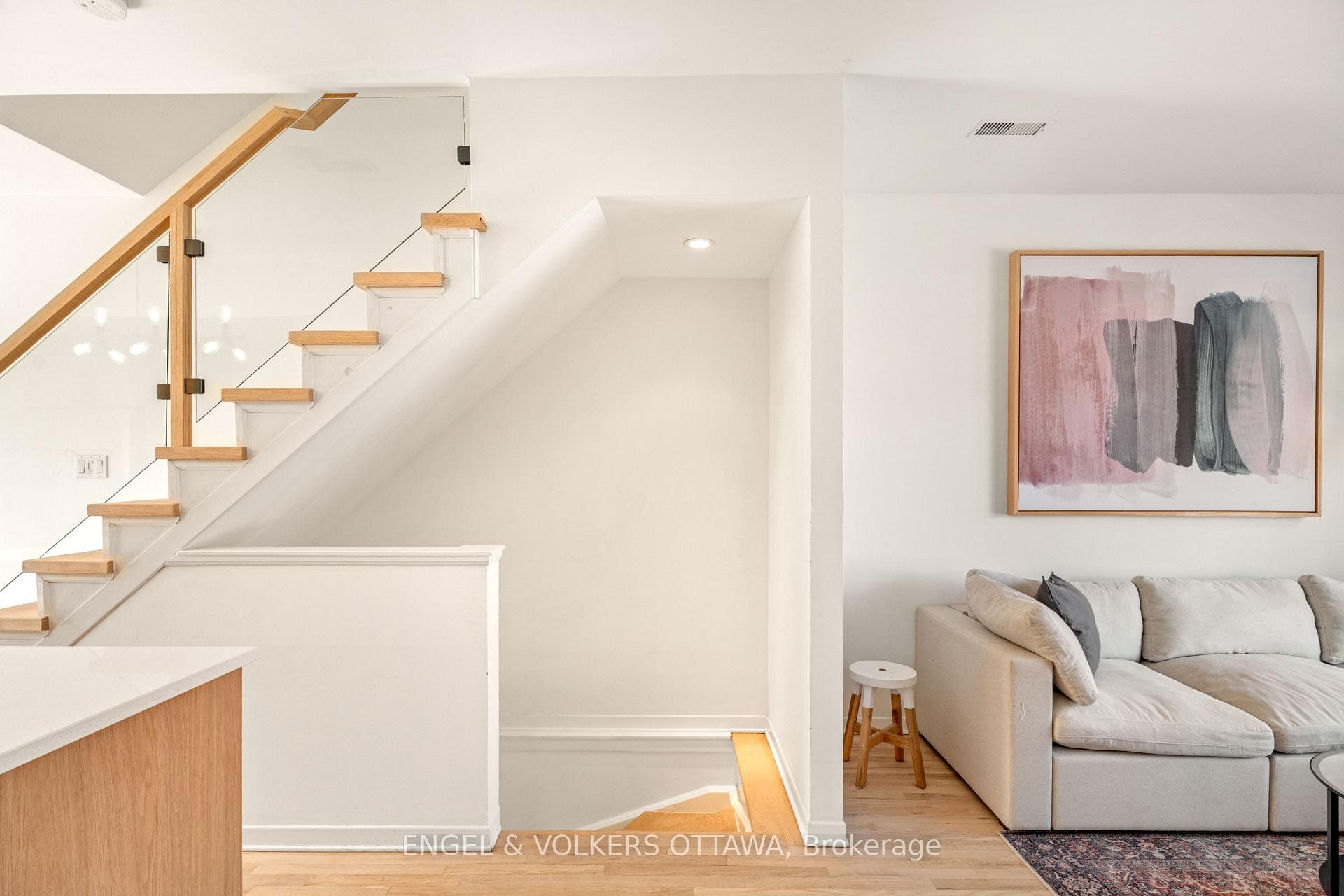 4 Sherbrooke Avenue Unit 2 photo 9