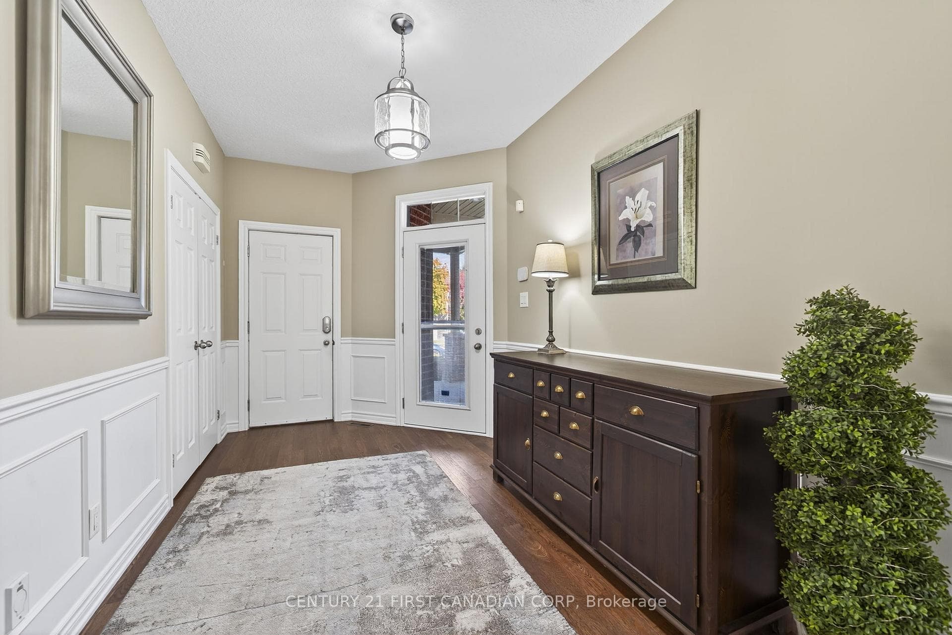 Large foyer with direct access to the garage