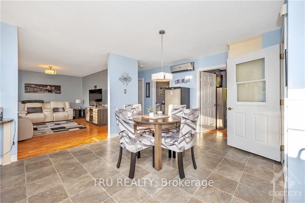 557 BOLT Street photo 8
