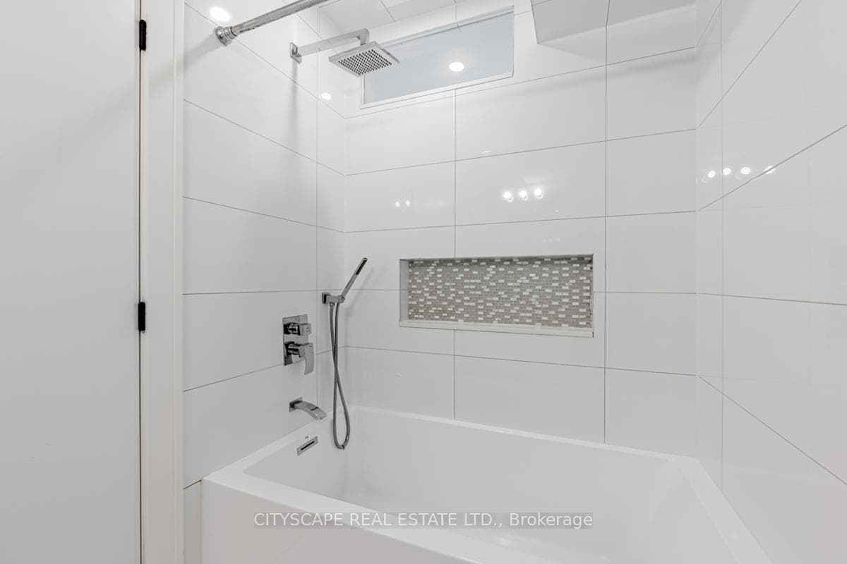 703 Markham Street photo 12