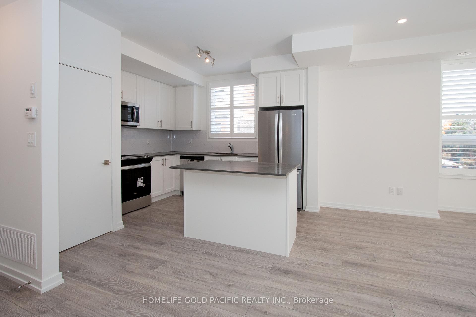 Modern Kit w/granite top , centre island