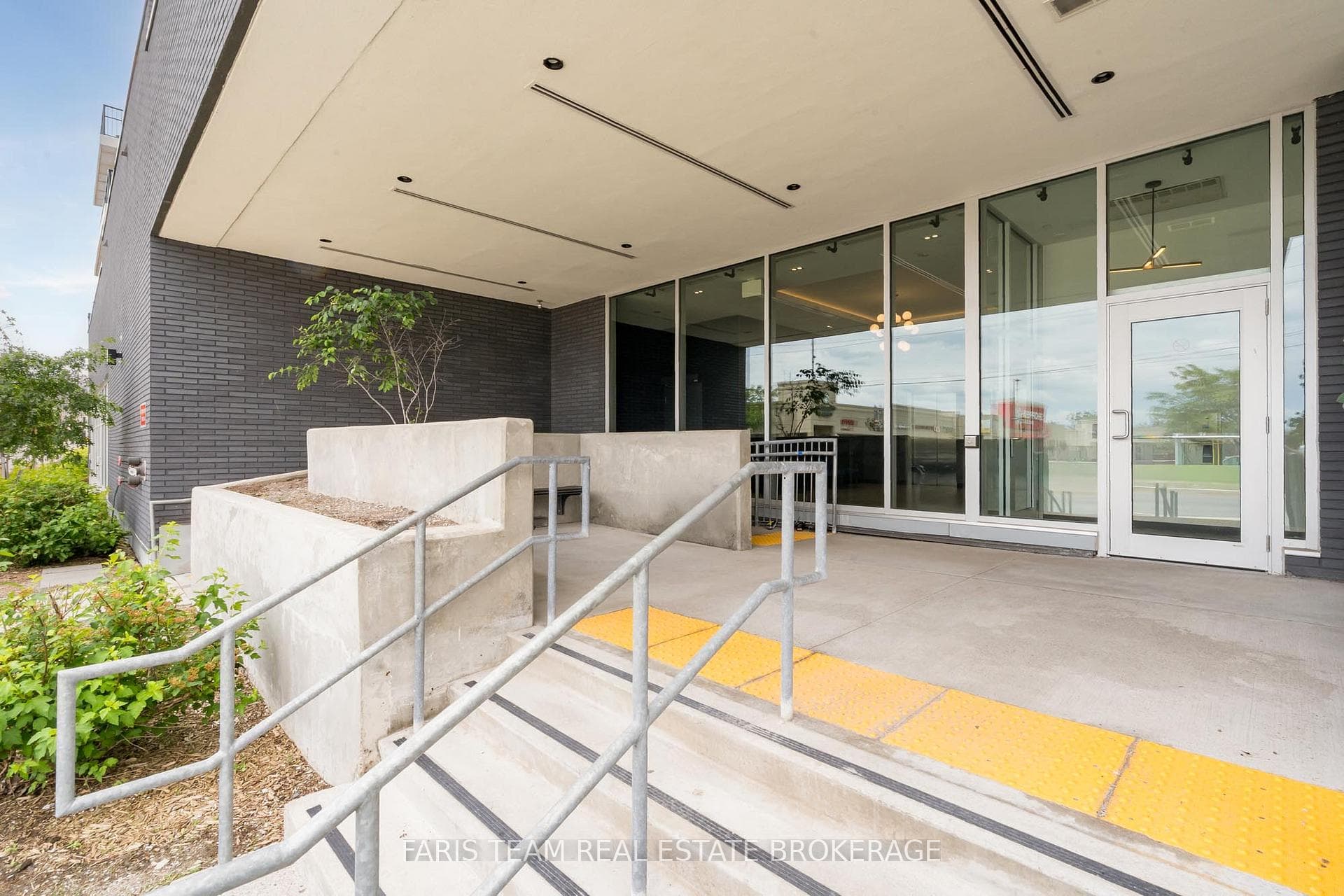 430 Essa Road Unit 401 photo 4