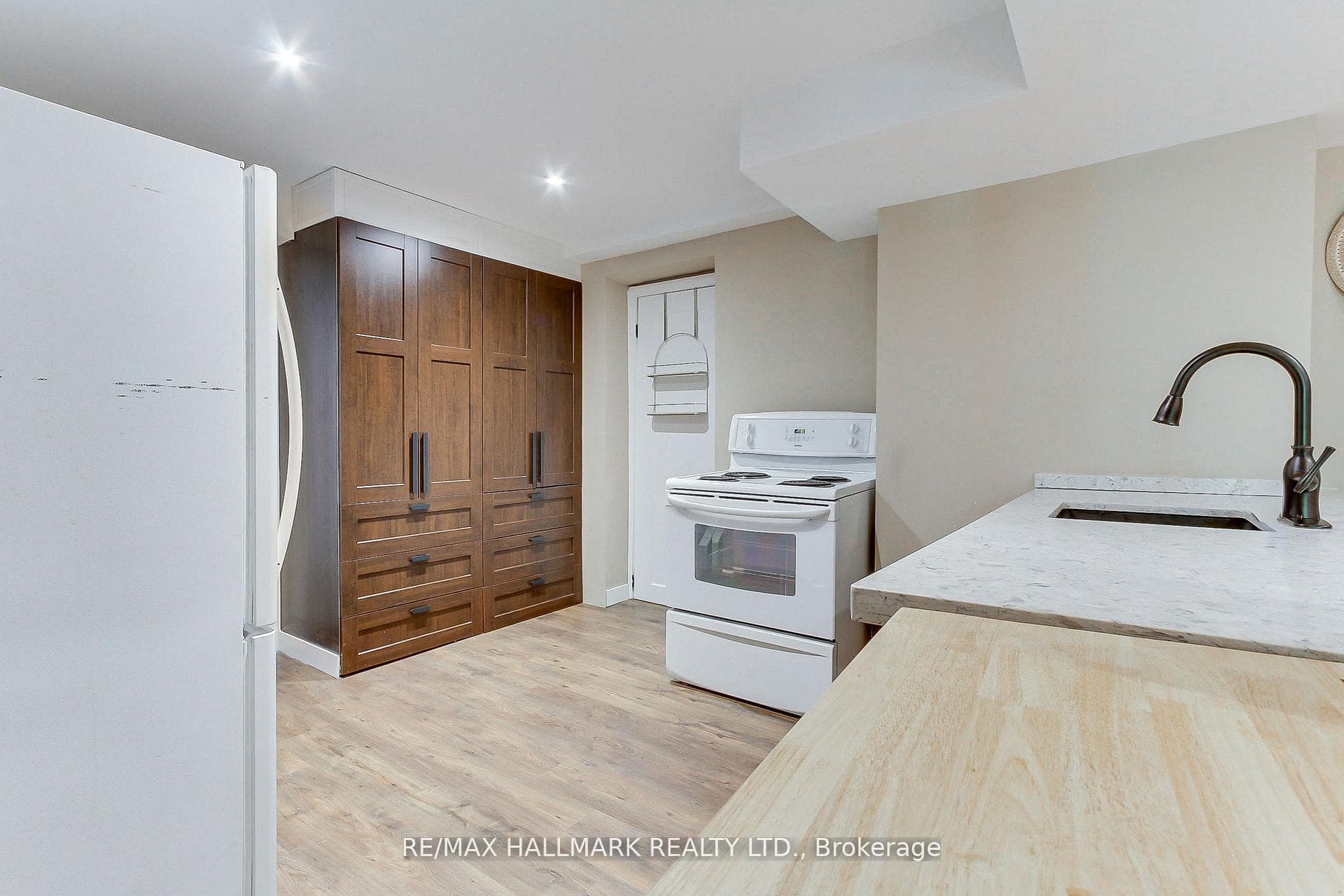 865 Arnold Crescent photo 38