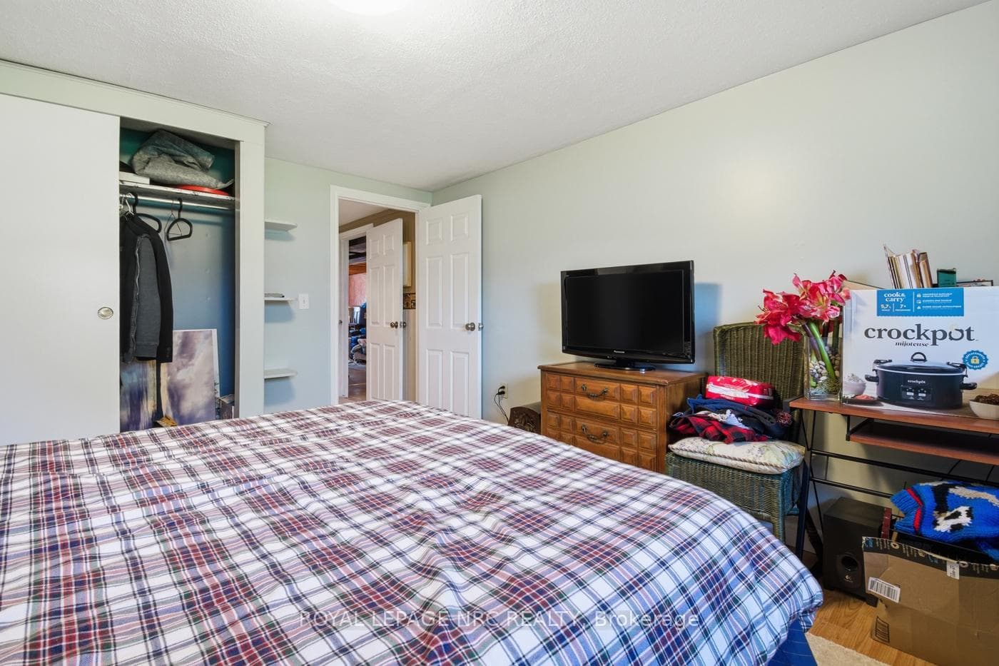 520 Clarence Street photo 38