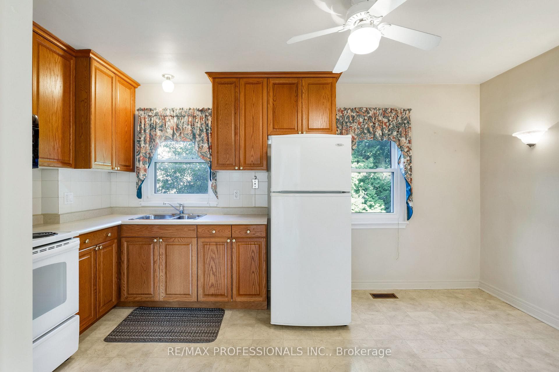 38 Van Stassen Boulevard photo 11