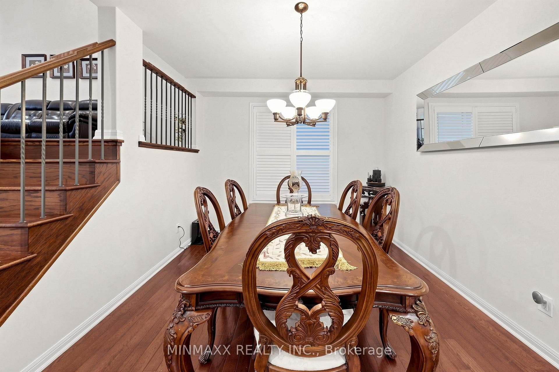 916 Minchin Way photo 8