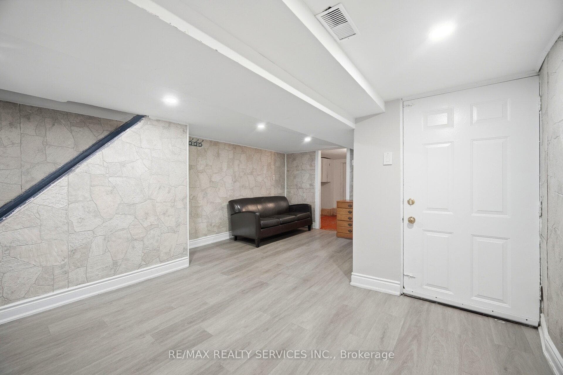 1147 Dufferin Street photo 30