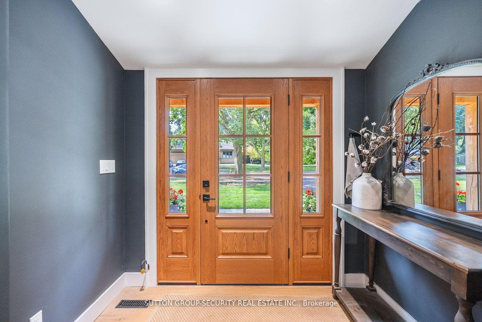 1665 Missenden Crescent photo 3