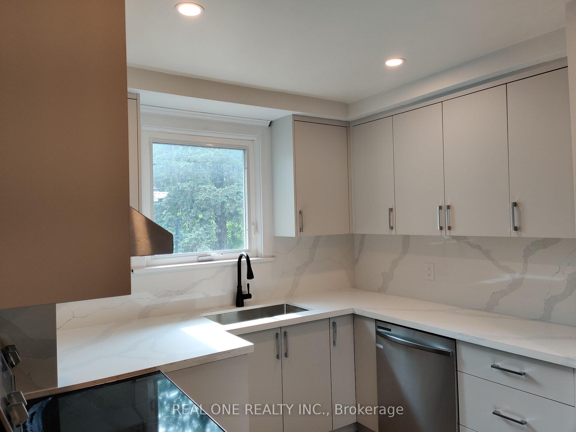 118 Cartier Crescent Unit upper photo 14
