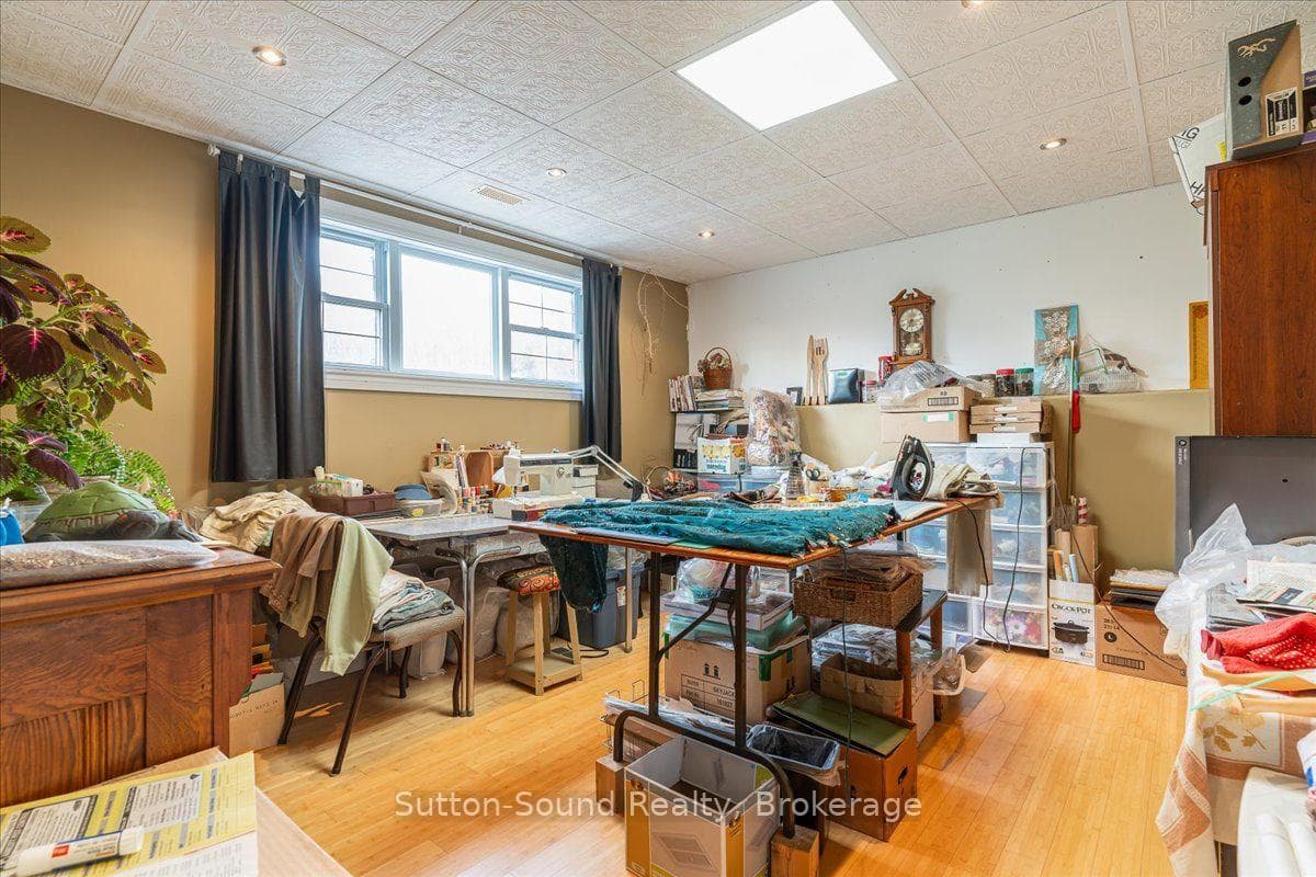 Lower level spacious "bonus" room